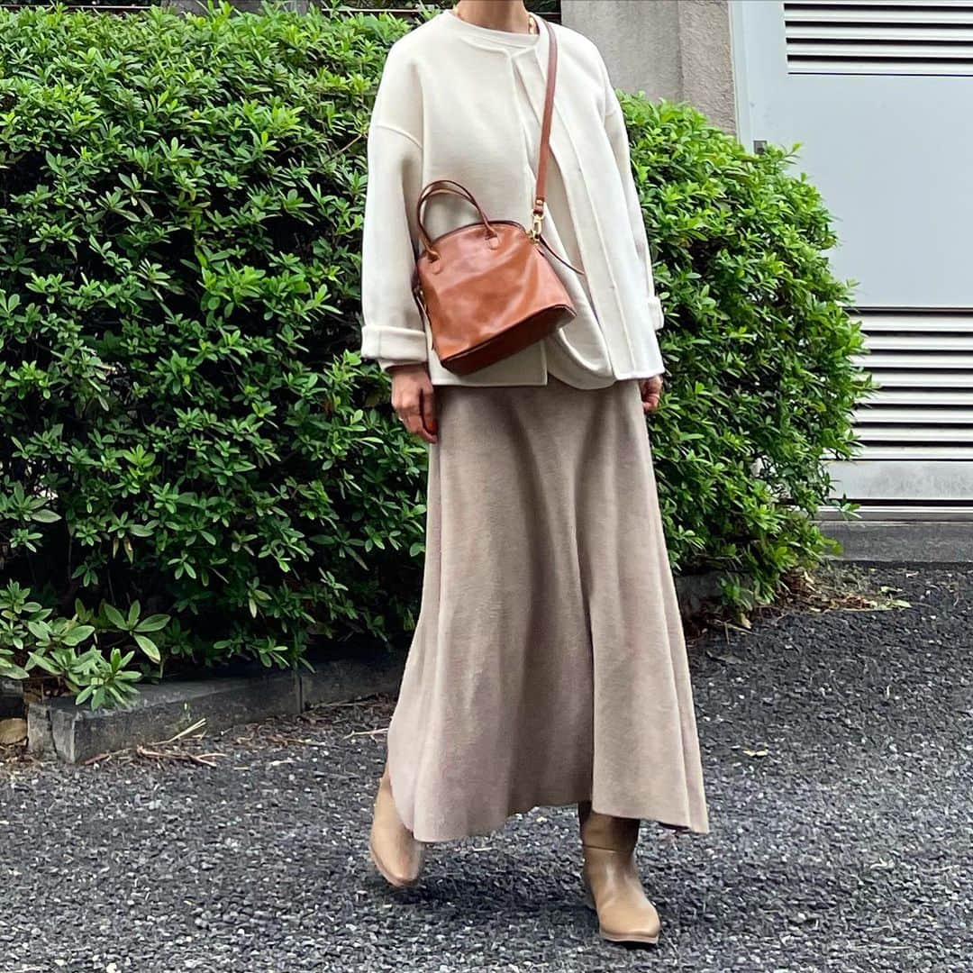 canariaのインスタグラム：「_  一気に寒くなってびっくり。 ミルキーカラーの ワントーンスタイルで。  ショートコートも次回販売予定のアイテムです。 カラーはこちらのホワイトと、 優しいイエローの２色展開。 詳細決まり次第お知らせいたします。  tops #無印良品 skirt #zara boots #letalon bag #hayni  #アラフィフファッション #50代ファッション #ワントーンスタイル #大人カジュアル #canariacoordinates」