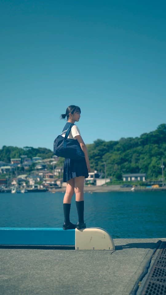 西川実花のインスタグラム：「昨日の動画バージョンです🐟📷 #08#jc3#ljc#15yearsold#中学生#制服#作品撮り#海」