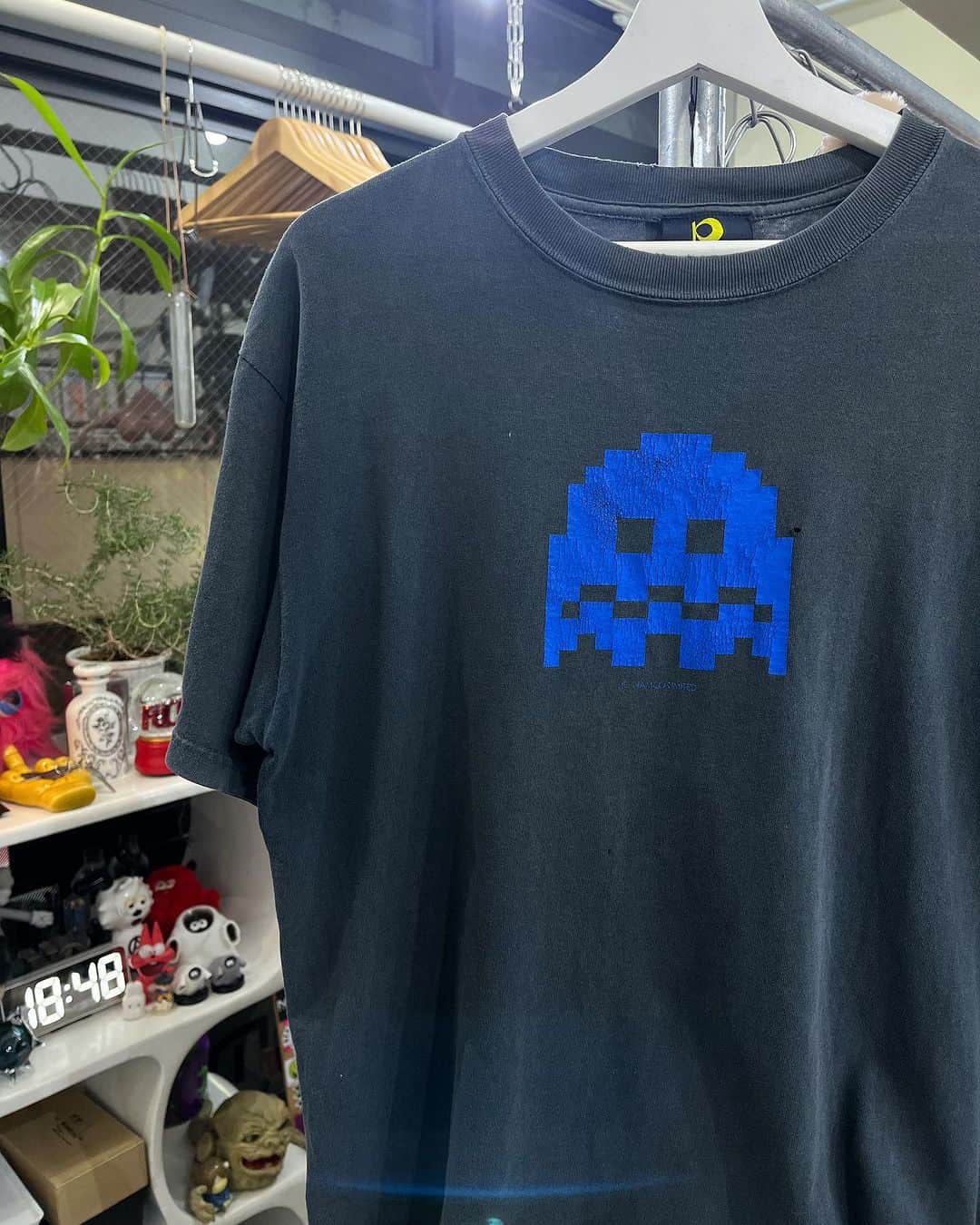 のインスタグラム：「90-00's　PACMAN 8000y+tax(8800)  少し前なら一部のコアな古着好きだけが手を出していたゲーム系のTシャツ。 90s Tシャツ・ブームの勢いが凄まじい近年ではもはや定番の人気ジャンルとなっています！  こちらは中でも人気の高いPACMANのTシャツ。 フェードした黒ボディーにブルーのイジケモンスターが良い雰囲気です！！  WEB SHOPに入荷しております。 是非ご覧ください。 jammru.com  #jammru#jammru_tee #大阪古着屋#心斎橋古着屋#usedmix #vintagetshirt #vintagetee #game #gametshirt #pacman  #osaka  #fashion  #streetstyle  #streetfashion  #vtg  #vintage  #used  #usedclothing  #古着 #古着屋 #ファッション #70s #80s #90s」