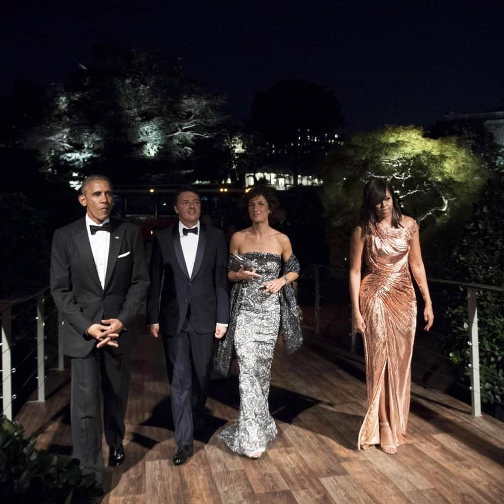 マッテオ・レンツィさんのインスタグラム写真 - (マッテオ・レンツィInstagram)「Una notte di quindici anni fa il mondo capisce che in America nulla sarebbe stato come prima: Barack Obama diventa il 44° inquilino della Casa Bianca. Dalla PlayStation al vino toscano, dalle incomprensioni alla cena di Stato: il mio personale ricordo del Presidente Obama su Il Riformista.  Link nelle storie」11月11日 18時50分 - matteorenzi