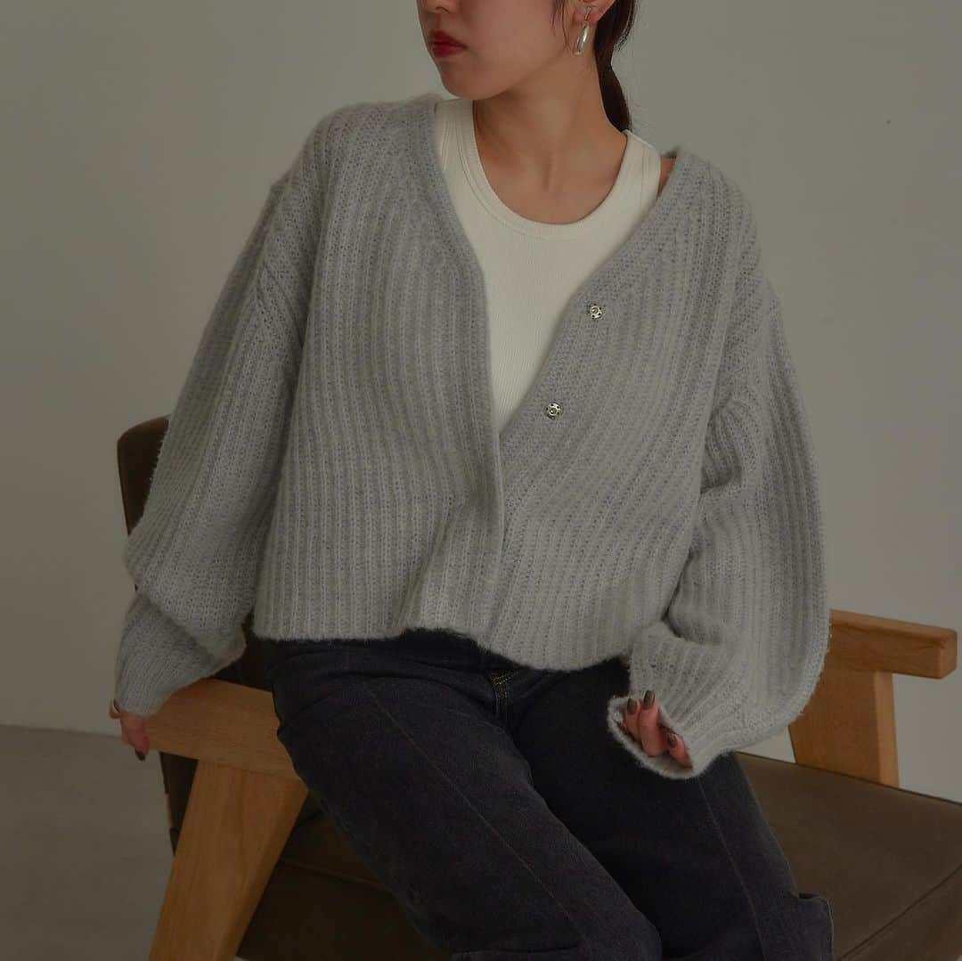 JewelChanges Official Accountさんのインスタグラム写真 - (JewelChanges Official AccountInstagram)「【PLAYFUL KNIT】  冬を彩るニットたち。  気分も上がるようなカラーや思わず触れたくなるような ふわふわとした質感のニットが揃います。  この冬お気に入りの一枚を見つけてみてください。  --------------------------------------------  【期間限定！ニット10%OFFキャンペーン開催】  日頃のご愛顧に感謝し『ニット10％OFFキャンペーン』を開催！ 2023年秋冬新作のニットが【10%OFF】に！ 今すぐ活躍するニットがお得に購入できるこの機会に、 ぜひお買い物をお楽しみください。  ■開催期間 2023年11月9日(木)～11月15日(水) オンラインストアは2023年11月9日(木) 10:00～11月15日(水) 23:59の開催です。  ■対象商品 ニットウェアトップス（プルオーバー、カーディガン、ベスト） ※一部対象外商品がございます。 ※店頭ではお会計時に10%OFFとなります。 詳しくは店頭スタッフにお尋ねください。  #emmelrefines  #エメルリファインズ  #unitedarrows  #ユナイテッドアローズ」11月11日 18時50分 - emmelrefines