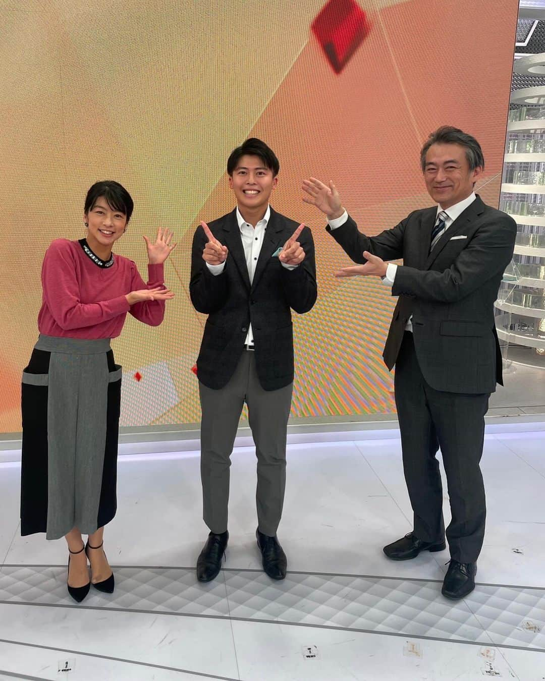 フジテレビ「プライムニュース イブニング」さんのインスタグラム写真 - (フジテレビ「プライムニュース イブニング」Instagram)「⠀ 今日、11月11日は勝野アナの誕生日２４歳になりました。⠀ おめでとう！！⠀ ⠀ 本人の申告まで気づかなくてごめん！！⠀ ⠀ #生野陽子 @yoko_shono⠀ #奥寺健 @fujitv_announcer⠀ #杉原千尋 @chihiro.sugihara⠀ #勝野健 @ken.katsuno⠀ #フジテレビ⠀ #アナウンサー⠀ #ニュース⠀」11月11日 18時51分 - livenews_it