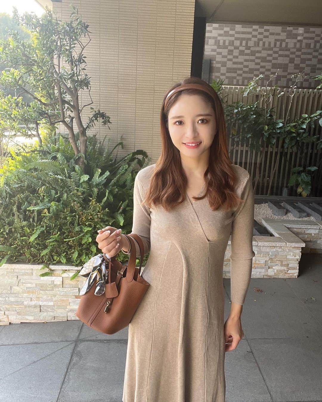 のインスタグラム：「先日のコーディネート。 生地がしっとりしたニットのワンピースは、着ていて暖かいし楽🩷 この日もアウター要らずでした。 カチューシャは、GUです^ ^  #ワンピース　 @dholic_official   ☑️ワンピース、パンプス、バッグは楽天ルームに載せています。 ストーリーに楽天ルームのリンクを貼りました💕  #fashion#ootd#codinate#instafashion #コーディネート#アラフォー#アラサー#アラフィフ #大人コーデ #お仕事コーデ  #大人ファッション #大人可愛い #韓国ファッション#綺麗めコーデ#きれいめコーデ#カチューシャ#プチプラコーデ#50歳コーデ」