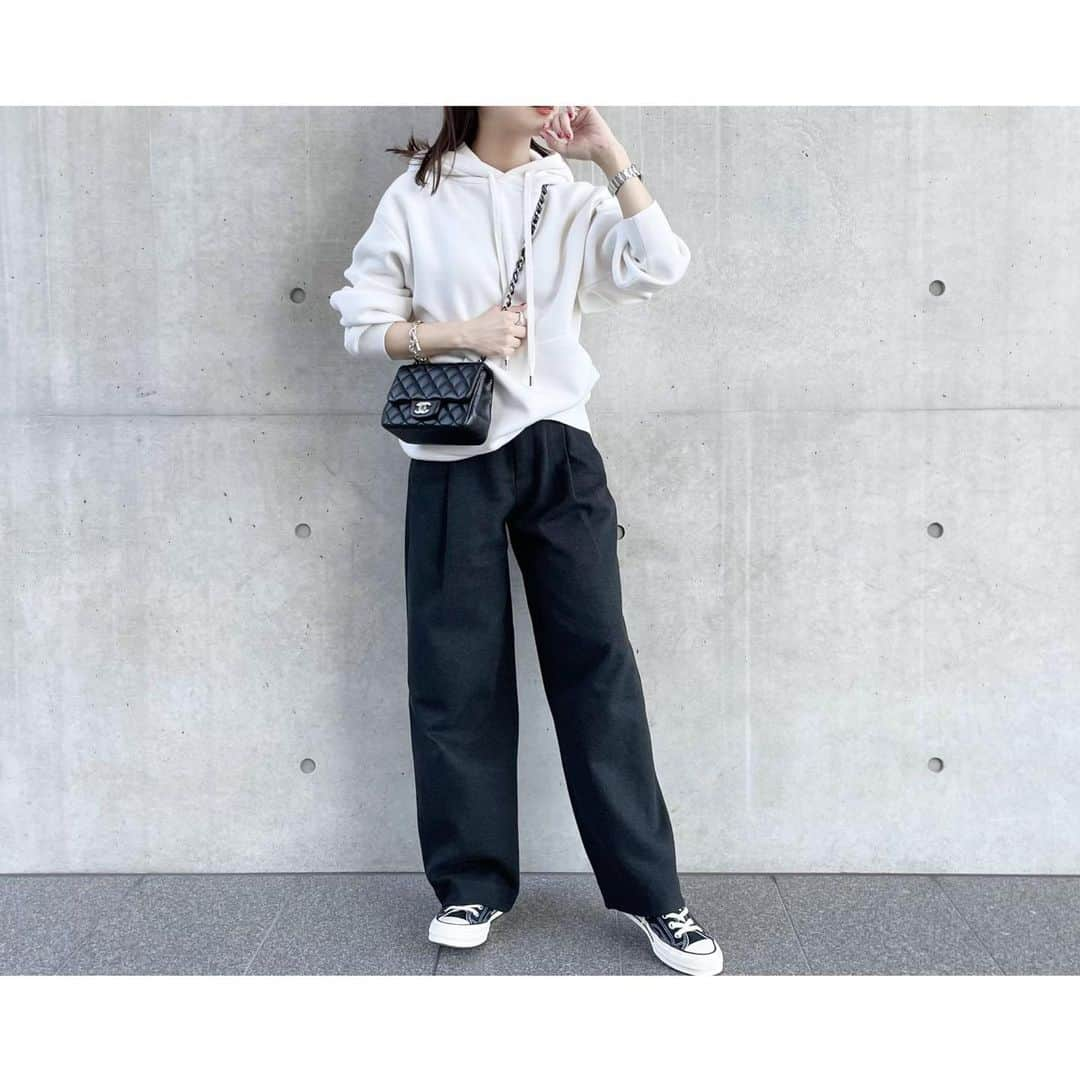 kumiさんのインスタグラム写真 - (kumiInstagram)「today's❤︎  tops @caban.jp  pants @uniqlo  bag @chanelofficial  shoes @converse ct70  ユニクロのブラッシュドジャージータックワイドパンツは、ワイドなんだけど程よい上品さがお気に入り。  息子code ▶︎ all 楽天 ( room upします☺︎ )  夫作の息子弁当を持ってお寿司ランチして。 その後は公園でたっぷり遊んで図書館で絵本を読んで。  珍しく夕寝してる間に夫と乾杯🍻 そんな良き休日☺︎☺︎☺︎  #caban#uniqlo#chanel#chanelbag#converse#ct70#hermes#rolex」11月11日 18時52分 - 93_0920