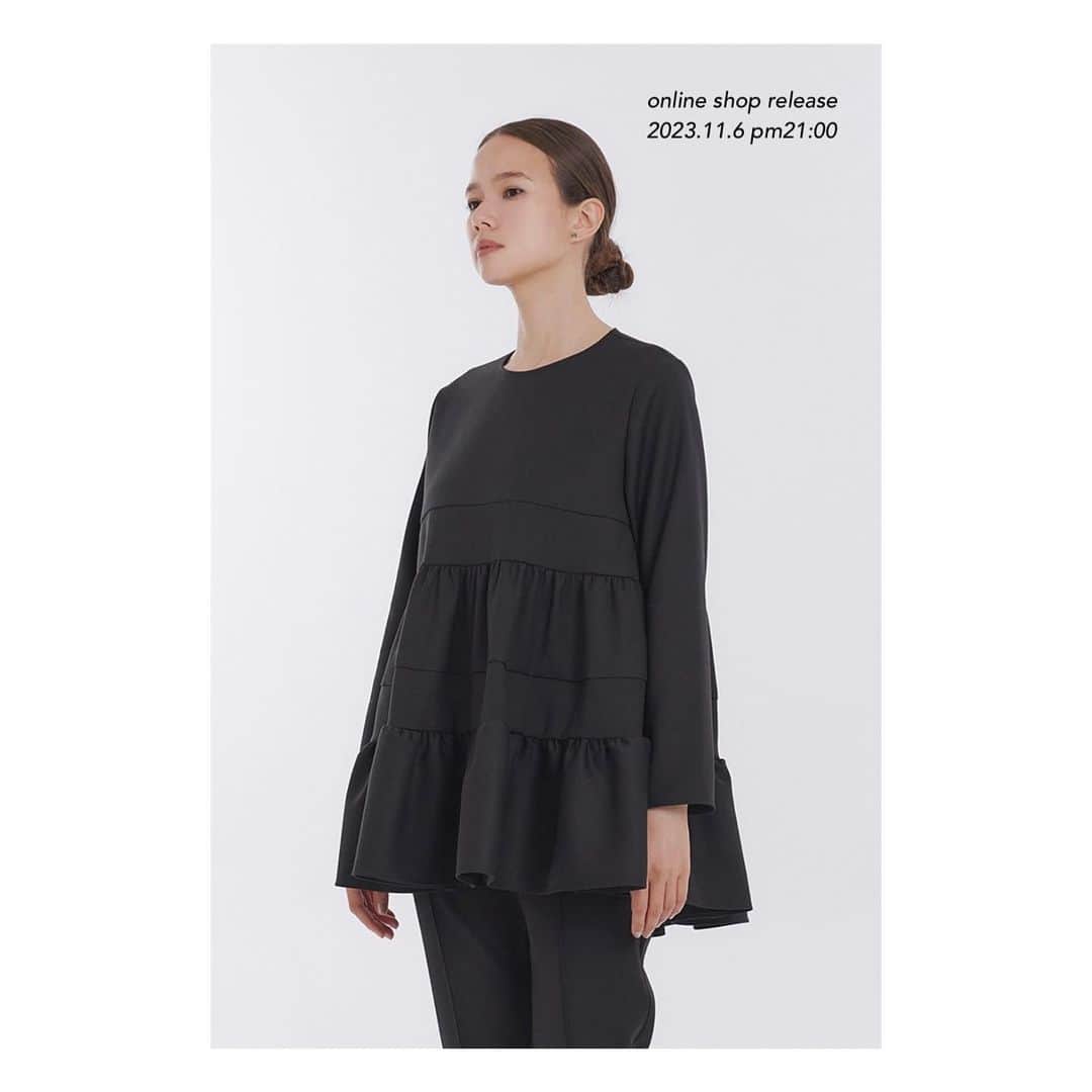 yoriさんのインスタグラム写真 - (yoriInstagram)「*online shop release*  2023.11.13 pm21:00〜 下記の2023AW新作が 入荷致します！  #ヘムフリルキルトショートコートバニラ # マットダブルクロスティアードブラウス #マットダブルクロスセンターステッチパンツ # マットダブルクロスセンターステッチパンツ＋  #yori_japan」11月11日 18時52分 - _y_o_r_i_
