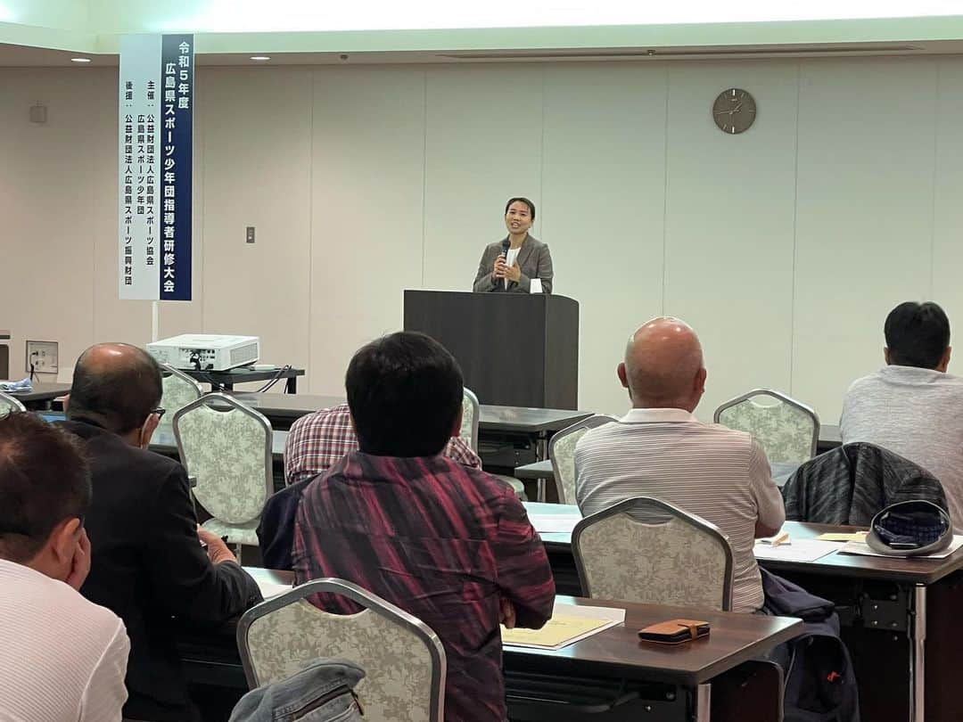 平野 早矢香さんのインスタグラム写真 - (平野 早矢香Instagram)「令和5年度広島県スポーツ少年団指導者研修大会にて講演をさせていただきました✨✨ 指導者の皆さまにお越しいただいたので、私自身が卓球指導をする時に意識していること、私の両親の教育方針、現役選手の時に支えてくださった監督やコーチの教えなどもいつもの講演内容にプラスしてお話しさせていただきました☺️ ・ そしてそして✨北京オリンピックを一緒に戦った福岡春菜さんご家族が急遽会場に駆けつけてくれました😆 講演からそのまま喋り続けて…🤣そして帰路についています笑　 皆さま、ありがとうございました😊 ・ #広島県 #広島県スポーツ協会さま #広島県スポーツ少年団指導者研修大会 #講演 #いつも講演前には #紹介DVD #ご覧いただいています🙇‍♂️ #福岡春菜さん #駆けつけてくださいました #楽しかったです😆 #ありがとうございました😊」11月11日 18時52分 - sayakahirano0324