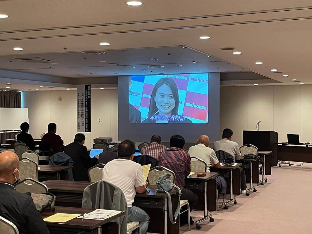 平野 早矢香さんのインスタグラム写真 - (平野 早矢香Instagram)「令和5年度広島県スポーツ少年団指導者研修大会にて講演をさせていただきました✨✨ 指導者の皆さまにお越しいただいたので、私自身が卓球指導をする時に意識していること、私の両親の教育方針、現役選手の時に支えてくださった監督やコーチの教えなどもいつもの講演内容にプラスしてお話しさせていただきました☺️ ・ そしてそして✨北京オリンピックを一緒に戦った福岡春菜さんご家族が急遽会場に駆けつけてくれました😆 講演からそのまま喋り続けて…🤣そして帰路についています笑　 皆さま、ありがとうございました😊 ・ #広島県 #広島県スポーツ協会さま #広島県スポーツ少年団指導者研修大会 #講演 #いつも講演前には #紹介DVD #ご覧いただいています🙇‍♂️ #福岡春菜さん #駆けつけてくださいました #楽しかったです😆 #ありがとうございました😊」11月11日 18時52分 - sayakahirano0324