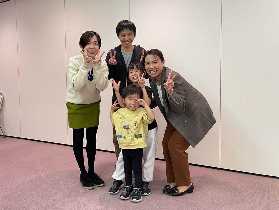 平野 早矢香さんのインスタグラム写真 - (平野 早矢香Instagram)「令和5年度広島県スポーツ少年団指導者研修大会にて講演をさせていただきました✨✨ 指導者の皆さまにお越しいただいたので、私自身が卓球指導をする時に意識していること、私の両親の教育方針、現役選手の時に支えてくださった監督やコーチの教えなどもいつもの講演内容にプラスしてお話しさせていただきました☺️ ・ そしてそして✨北京オリンピックを一緒に戦った福岡春菜さんご家族が急遽会場に駆けつけてくれました😆 講演からそのまま喋り続けて…🤣そして帰路についています笑　 皆さま、ありがとうございました😊 ・ #広島県 #広島県スポーツ協会さま #広島県スポーツ少年団指導者研修大会 #講演 #いつも講演前には #紹介DVD #ご覧いただいています🙇‍♂️ #福岡春菜さん #駆けつけてくださいました #楽しかったです😆 #ありがとうございました😊」11月11日 18時52分 - sayakahirano0324