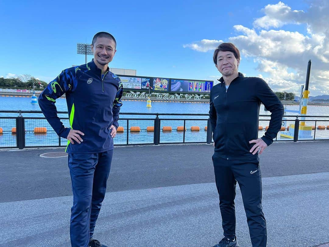 水内猛さんのインスタグラム写真 - (水内猛Instagram)「今日はボートレース下関で親子サッカー教室⚽️坪井とともに戯れてきました😊お昼に瓦そばいただきました❗️美味しかった〜来月また来まーす😁 #ボートレース下関 #親子サッカー教室 #坪井慶介 #レノファ山口OB #浦和レッズOB #下関」11月11日 18時52分 - takeshimizuuchi