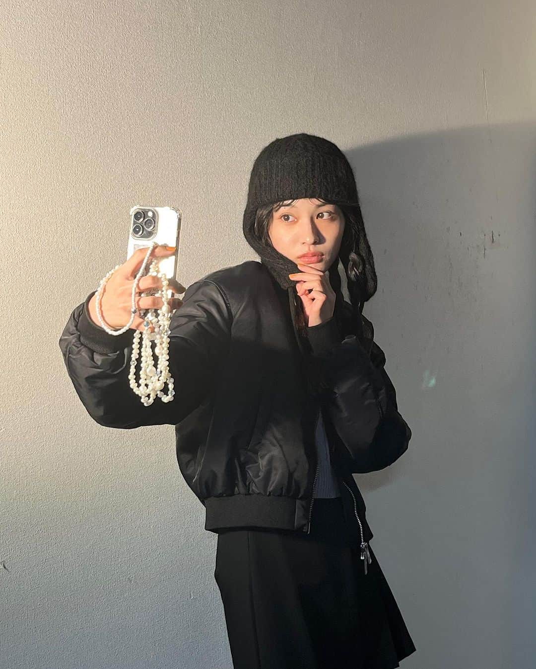 のインスタグラム：「【#JELLY12月号 オフショット📷❣️】  最新号「アウターありきの韓国っぽモノトーン」企画より、 #大谷凜香 の3コマ劇場をお届け🥹！  撮影の合間、 自撮り中のりんかを密かに撮っていると…  ちょい照れまじりの笑顔、かわいすぎて幸。🫰🏻💕 着用アイテムは 4枚目の完成カットをチェック！  #jelly#jelly12月号#jellyモデル#凜香#オフショット#撮影現場#撮影の裏側#自撮り#モノトーンコーデ#ワントーンコーデ#ma1#ブルゾン#ミニスカ#フライトハット#秋コーデ#ストリート女子 #令和ギャル #女っぽストリート」