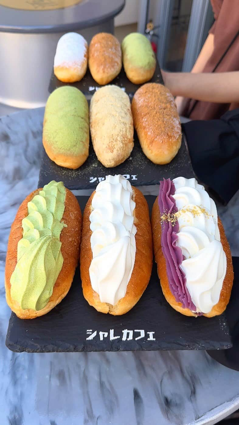 ゆうとグルメのインスタグラム：「🥖渋谷109にある奇跡のあげパンアイス専門店🥖 ㅤㅤㅤㅤㅤㅤㅤㅤㅤㅤㅤㅤㅤ 渋谷にある洒落CAFEさん(@sharecafe2022)の 「あげパン」650円 「あげパンアイス(みるく･抹茶)」750円 「あげパンアイス(紅芋みるく)」850円 ㅤㅤㅤㅤㅤㅤㅤㅤㅤㅤㅤㅤㅤ 渋谷109地下フロアに11月の1ヶ月限定で出店中の洒落CAFEさんは福岡久留米に本店がある人気カフェ！ ㅤㅤㅤㅤㅤㅤㅤㅤㅤㅤㅤㅤㅤ ここの名物はあげパンアイス🥖🍦 ㅤㅤㅤㅤㅤㅤㅤㅤㅤㅤㅤㅤㅤ 注文後に揚げてもらえる外はカリカリジューシー、中ふわっふわのあげパンはこだわりの濃厚ソフトクリームと相性抜群な組み合わせであげパンの概念が変わるほどのおいしさ！  アイスなしのシンプルなあげパンはフレーバーが(プレーン/きな粉/抹茶/シナモン)の4種類あって、どれもたっぷりパウダーをかけて提供してもらえます🤤🤤 ㅤㅤㅤㅤㅤㅤㅤㅤㅤㅤㅤㅤㅤ あげパンアイスはイートインの場合は本店と同じカトラリーセットで、テイクアウトの場合はオリジナルの可愛い容器に入れてもらえるのも嬉しいポイント！ ㅤㅤㅤㅤㅤㅤㅤㅤㅤㅤㅤㅤㅤ 個人的にシンプルなミルクの揚げパンアイスが1番おいしかったから迷ったらまずはぜひこれを選んでみてほしい🍼🍵 ㅤㅤㅤㅤㅤㅤㅤㅤㅤㅤㅤㅤㅤ 東京で食べられるのは今のところ11月限定なので気になる人は食べ逃さないように早めに食べに行ってみて！！ ㅤㅤㅤㅤㅤㅤㅤㅤㅤㅤㅤㅤㅤ かなりおすすめ！！ ㅤㅤㅤㅤㅤㅤㅤㅤㅤㅤㅤㅤㅤ —————————————— 📍東京都渋谷区道玄坂 2-29-1 SHIBUYA109 地下1階 ⏰10:00〜21:00 🛌不定休 🚃渋谷駅から徒歩2分 —————————————— #PR #東京グルメ #東京カフェ #渋谷グルメ #渋谷カフェ #洒落CAFE #揚げパン #あげパン #渋谷109 #tokyo #japan   #東京観光 #東京旅行 #東京 #東京ランチ #渋谷ランチ  #カフェ巡り #カフェ好きな人と繋がりたい #ごはん記録 #japantravel #japantrip #instafood #japanesefood #ice #icecream #shibuya109」