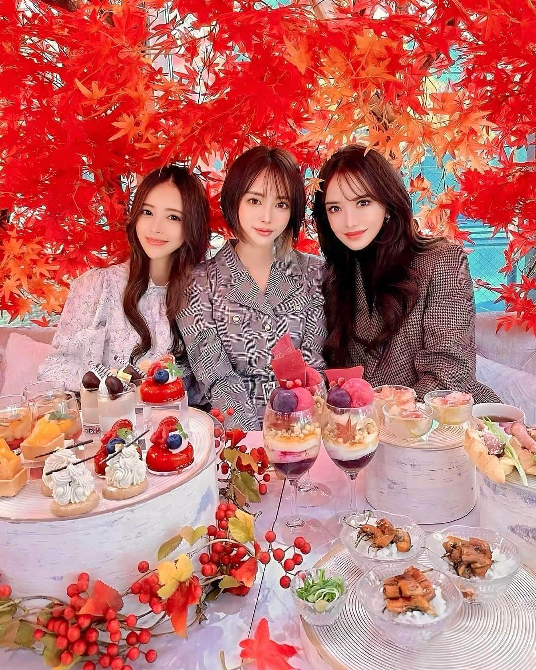 サキ吉さんのインスタグラム写真 - (サキ吉Instagram)「一気に秋モード🍁🍂 ． いつもの3人でオートクチュールカフェの表参道店に行ってきたよ🥰🩷  @hautecouturecafe_official  11/8～12/3期間限定のMaron and Fruits Afternoon Tea🌰☕️💭 ． ひつまぶしが出てきたり、しょっぱい系も美味しくて大満足🔥✨️ 店内も可愛くてめちゃくちゃ映えるよ😍 ． 楽しかったー❤️❤️❤️ ． ． ．  #表参道 #表参道カフェ  #アフタヌーンティー #オートクチュールカフェ #オートクチュールカフェ表参道  #afternoontea  #表参道グルメ #カフェ巡り #映えカフェ #おしゃカフェ」11月11日 18時54分 - sakikichi1201