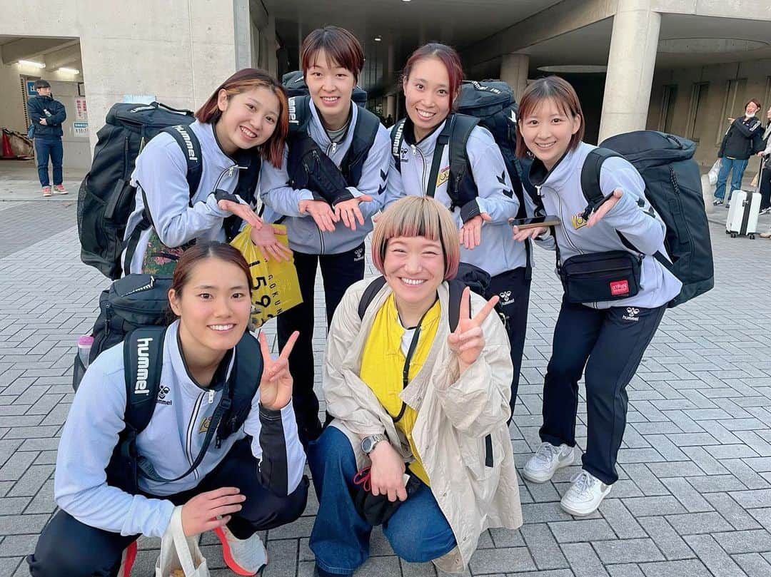 和田美枝さんのインスタグラム写真 - (和田美枝Instagram)「ハンドボールチーム、大阪ラヴィッツのホームゲームで応援アンバサダーで会場に行かせて頂きました。  私も実業団までハンドボールやってて、当時は大阪にチームがなかったけれど、こうして大阪にもチームができて、大阪が盛り上がるのも嬉しいし、やっとかかわらせて頂くことができて嬉しい🐇  目の前で観るハンドボールのスピード感と迫力！！ やっぱりおもしろすぎるから、この魅力的なスポーツを生で観て欲しい！！  今日は残念な結果に終わってしまったけれど、、、 負けてなかったし！！ クゥーーーーー😖  私ももっともっと盛り上げれるように今日の反省点を改善しなきゃや。  ハーフタイムでは7mスロー（PKみたいなもの）で小学生と中学生と対決して久々のボールにメラメラと大人気ないことをしてしまった。。。ごめんね😅  コートのうえと、コート以外での選手の雰囲気が変わるのも、また素敵よね〜  大阪ラヴィッツのみなさん、お疲れ様でした🐇  #ハンドボール #日本ハンドボールリーグ #大阪ラヴィッツ @osaka_lovvits  #平田ほのか　選手 #箱崎乃映　選手 #八木和紗　選手 #矢野結菜　選手 #上田 遥歌　選手」11月11日 18時56分 - miewada