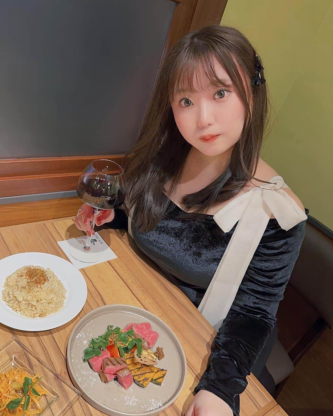 星野めいさんのインスタグラム写真 - (星野めいInstagram)「大優勝のお店だった〜〜〜🥳💗 生肉好きの私にはたまらないいいぃ🥹 @cow_cam_jiyugaoka   よく食べるので9品のコースを頼みました📋  ユッケは選べたんだけど トリュフソルト&チーズ、牛トロと燻製たくわんをチョイス✨ どれも捨てがたかった...🥹  そして10秒メンチカツ♡♡最高すぎない？♡♡  ガーリックライスも好みの味すぎて一瞬で食べ終わりました🤤(食いしん坊)  生肉好きの友達といけて嬉しかったな🍷  またここで女子会したい🫶🏻  ✔️ PR  #自由が丘ディナー #東横線グルメ #目黒区グルメ #自由が丘ランチ #東京ユッケ #自由が丘駅 #COWCAM #自由が丘グルメ #japangirl #japanfood」11月11日 18時57分 - pometaaan