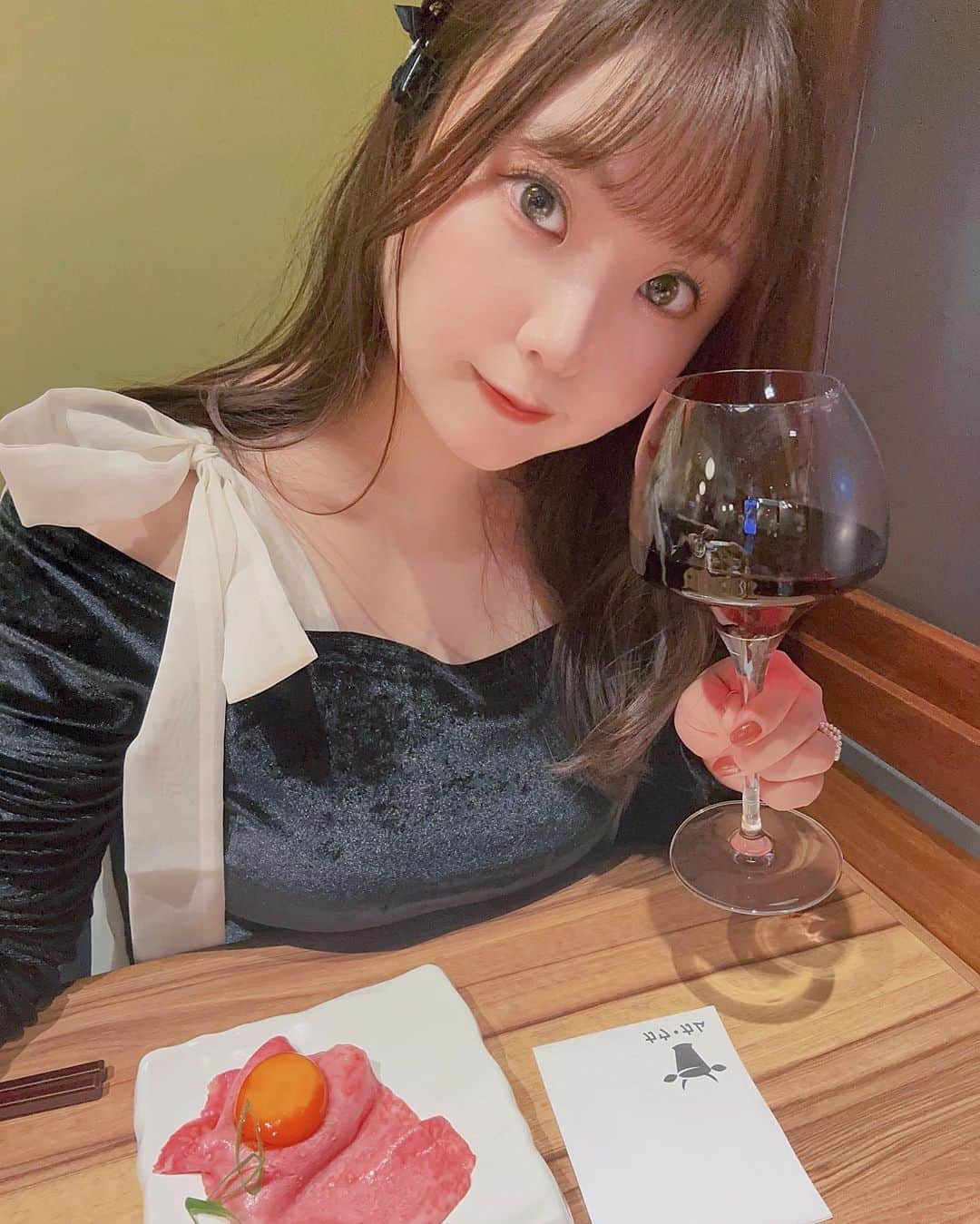 星野めいさんのインスタグラム写真 - (星野めいInstagram)「大優勝のお店だった〜〜〜🥳💗 生肉好きの私にはたまらないいいぃ🥹 @cow_cam_jiyugaoka   よく食べるので9品のコースを頼みました📋  ユッケは選べたんだけど トリュフソルト&チーズ、牛トロと燻製たくわんをチョイス✨ どれも捨てがたかった...🥹  そして10秒メンチカツ♡♡最高すぎない？♡♡  ガーリックライスも好みの味すぎて一瞬で食べ終わりました🤤(食いしん坊)  生肉好きの友達といけて嬉しかったな🍷  またここで女子会したい🫶🏻  ✔️ PR  #自由が丘ディナー #東横線グルメ #目黒区グルメ #自由が丘ランチ #東京ユッケ #自由が丘駅 #COWCAM #自由が丘グルメ #japangirl #japanfood」11月11日 18時57分 - pometaaan