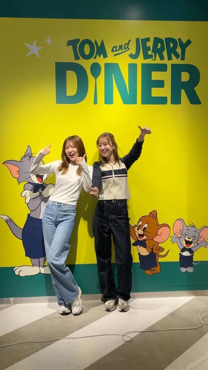 りかりこのインスタグラム：「#PR #トムジェリダイナー  11月11日は、チーズの日🧀 〈TOM and JERRY DINER〉に行ってきたよ🍴💕 フードとデザートが、もう可愛すぎて 何枚写真撮ったか分からない!!笑 そして美味しすぎた〜🩵 渋谷RAYARD MIYASHIYA PARKで 来年の5月12日までやっているので 行ってみて🫶🏻 人気だから予約するのがおすすめだよ〜  #トムジェリ #トムとジェリー #チーズの日 #りかりこ #双子 #twins #shibuya #tokyo」