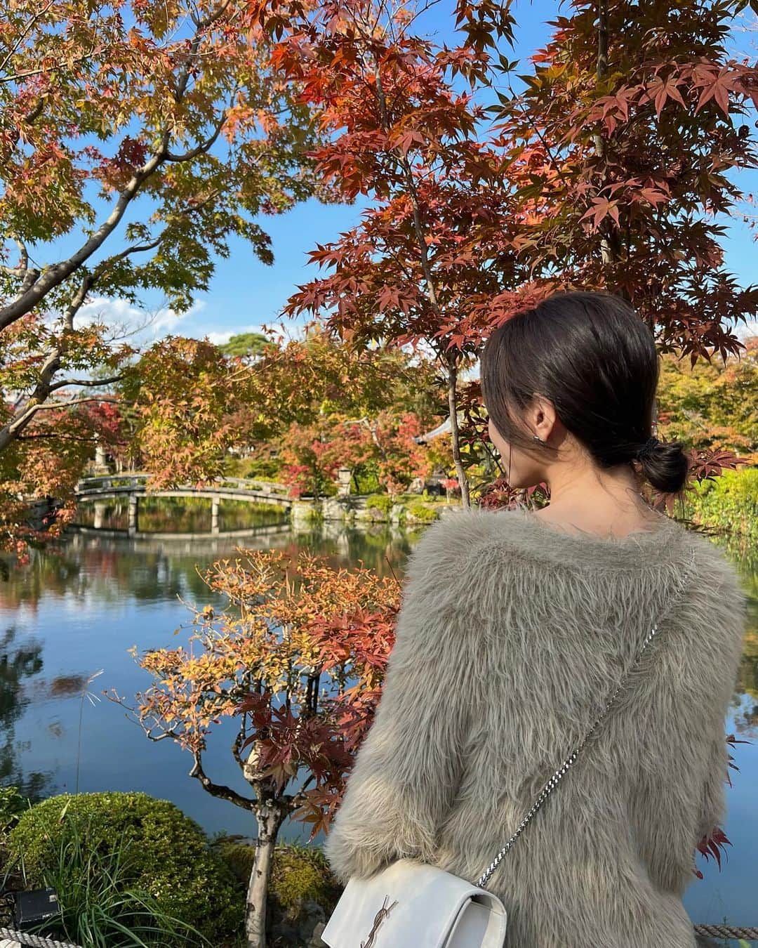石黒美帆のインスタグラム：「🍁 ⁡ まだ早いかなと思っていたけど 京都は少しずつ紅葉始まってました！ まだあと1ヶ月くらいは楽しめそう♡ ⁡ ⁡ もけもけガーデでちょうど良い気温でした🐒 cardigan#fbyrosso denim#redcardtokyo  ⁡ ⁡」