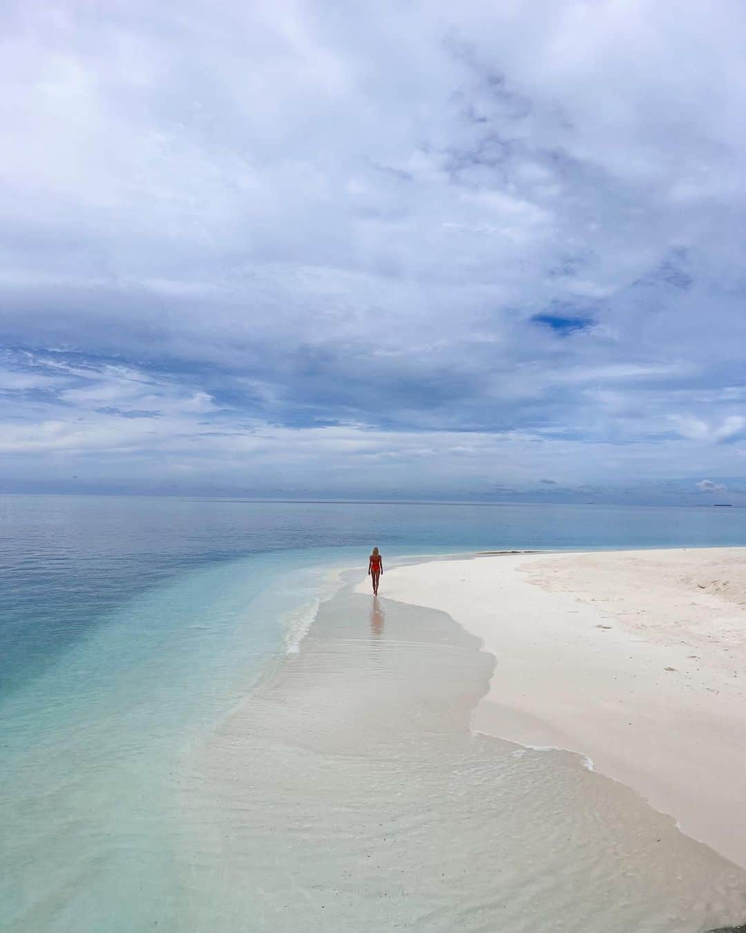 Zanna Van Dijkさんのインスタグラム写真 - (Zanna Van DijkInstagram)「Maldives photo dump & TIPS 🇲🇻 Tag your travel buddy & hit save if you plan on visiting the Maldives one day! ♥️  📍 Stay: @avanimaldives. (ad) A newly opened luxury resort located in Baa Atoll - a UNESCO Biosphere Reserve known for its marine life! The hotel itself is LUSH and the house reef is incredible, it would be an ideal place to learn to dive.  🌊 Do: There’s so much to do in the Maldives. You can snorkel, scuba dive, go on a sunset dolphin cruise, take a cooking class, visit uninhabited islands, go to the spa, paddle board, kite-surf, kayak, ride jet skis, take a yoga class, and of course - relax in the sunshine!  🥦 Eat: The Maldives is known for its fresh local seafood but the resorts cater for all dietary requirements. There’s always plenty of veggie and vegan options on the menu, and the chefs are able to modify dishes to suit your needs.   ✨My top three tips:  1️⃣ If you’re staying at a resort, try to book an all inclusive or full board package as food can be very expensive.  2️⃣ It’s a tropical country and it can rain at any time, so be prepared to not have pure sunshine every day. However it’s typically just a heavy shower for an hour or so and then will clear up. 3️⃣ Check the luggage allowance for your seaplane provider & be careful not to overpack as they can be strict on it.  If you have any questions - leave them down below 🥰♥️ #themaldives #maldivesresorts #visitmaldives」11月11日 18時59分 - zannavandijk