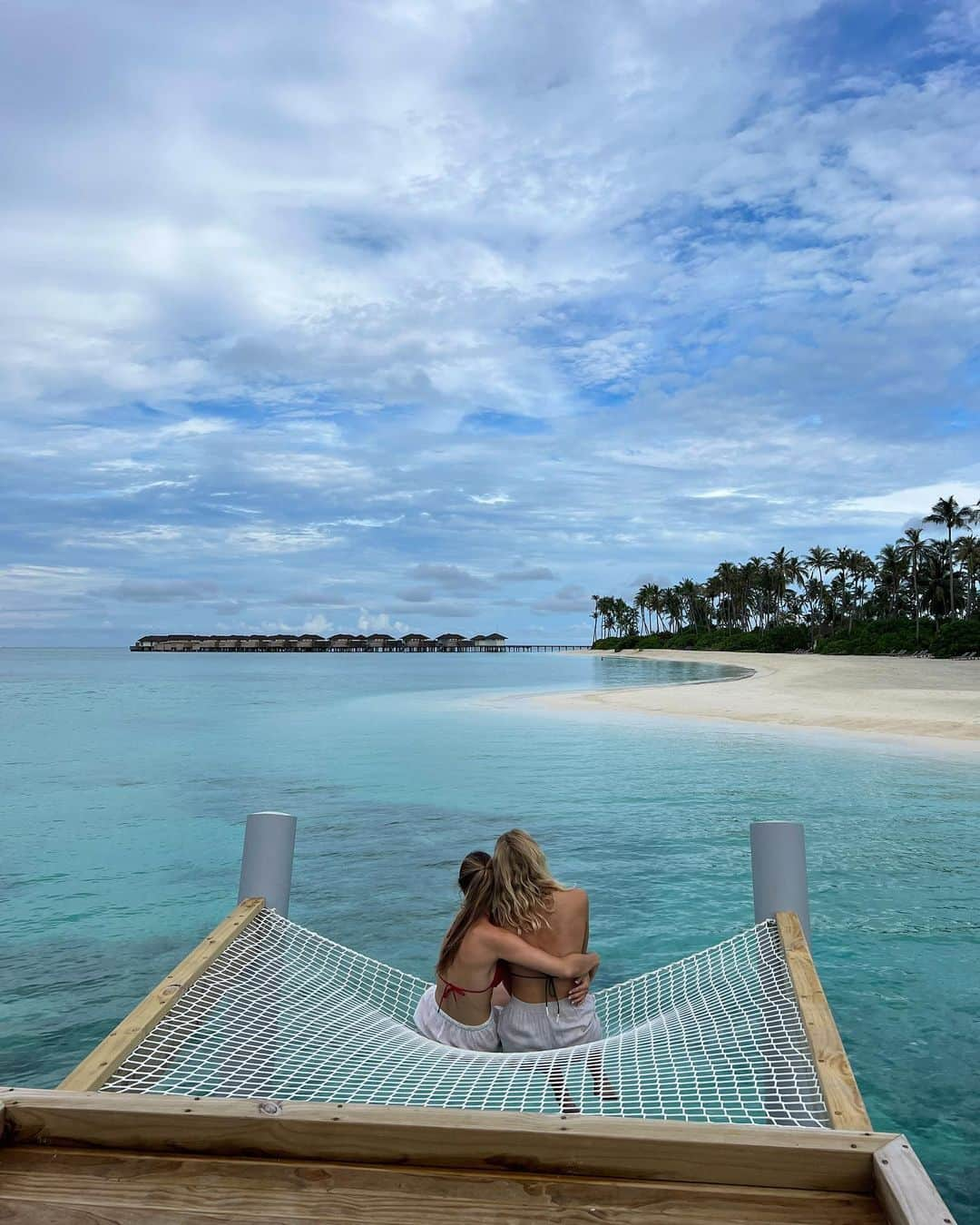 Zanna Van Dijkさんのインスタグラム写真 - (Zanna Van DijkInstagram)「Maldives photo dump & TIPS 🇲🇻 Tag your travel buddy & hit save if you plan on visiting the Maldives one day! ♥️  📍 Stay: @avanimaldives. (ad) A newly opened luxury resort located in Baa Atoll - a UNESCO Biosphere Reserve known for its marine life! The hotel itself is LUSH and the house reef is incredible, it would be an ideal place to learn to dive.  🌊 Do: There’s so much to do in the Maldives. You can snorkel, scuba dive, go on a sunset dolphin cruise, take a cooking class, visit uninhabited islands, go to the spa, paddle board, kite-surf, kayak, ride jet skis, take a yoga class, and of course - relax in the sunshine!  🥦 Eat: The Maldives is known for its fresh local seafood but the resorts cater for all dietary requirements. There’s always plenty of veggie and vegan options on the menu, and the chefs are able to modify dishes to suit your needs.   ✨My top three tips:  1️⃣ If you’re staying at a resort, try to book an all inclusive or full board package as food can be very expensive.  2️⃣ It’s a tropical country and it can rain at any time, so be prepared to not have pure sunshine every day. However it’s typically just a heavy shower for an hour or so and then will clear up. 3️⃣ Check the luggage allowance for your seaplane provider & be careful not to overpack as they can be strict on it.  If you have any questions - leave them down below 🥰♥️ #themaldives #maldivesresorts #visitmaldives」11月11日 18時59分 - zannavandijk