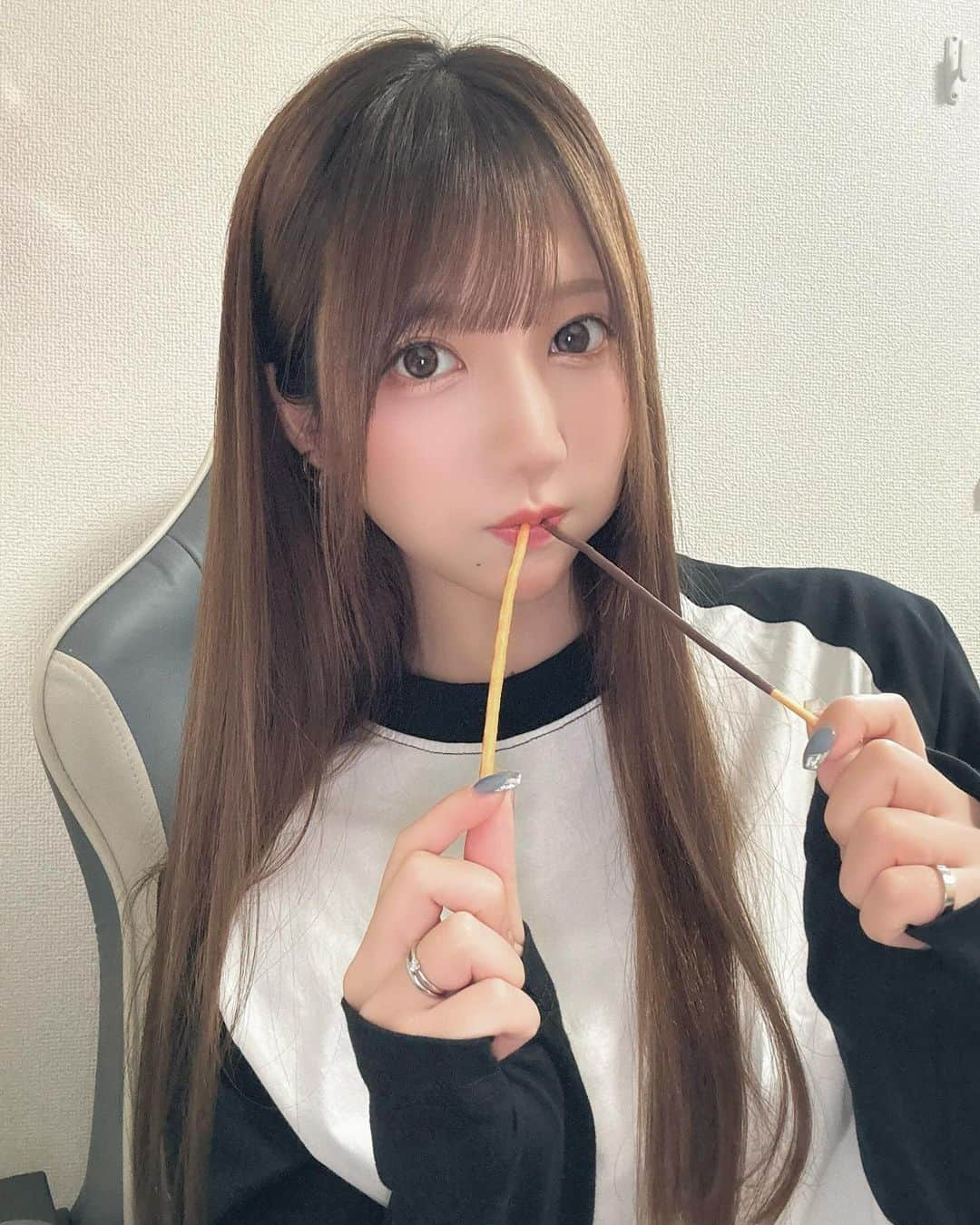 川本愛彩さんのインスタグラム写真 - (川本愛彩Instagram)「. 11月11日 ポッキー＆プリッツの日🤎  ポッキーは極細派なのです🙋‍♀️ 昔から変わらずほんと美味しいよね☺︎  みんなは食べたー？ . . . #ポッキー #プリッツ #1111 #極細 #美味 #甘みと塩味のハーモニーや #ご褒美に #至福のひととき」11月11日 19時00分 - aya_s.collection