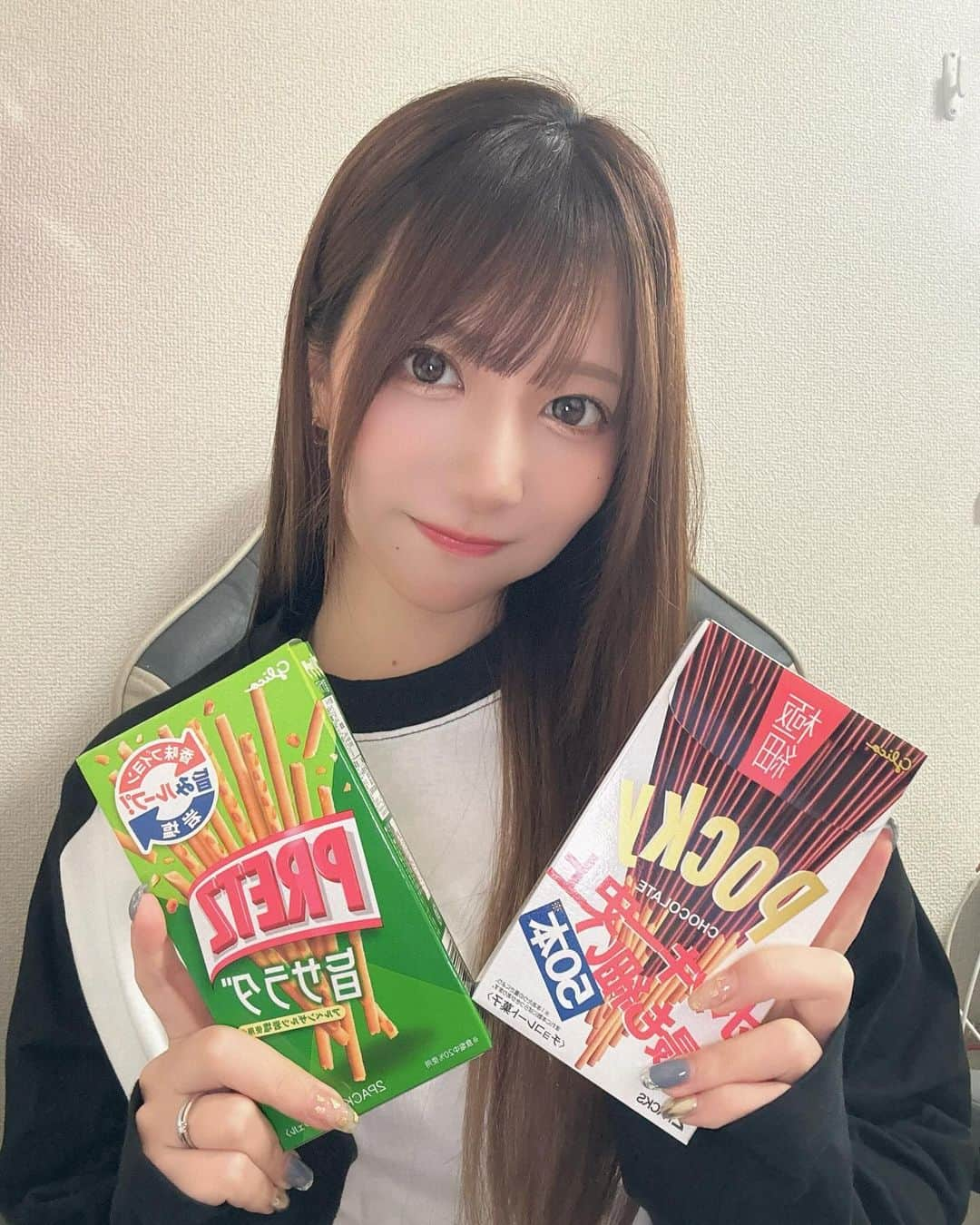 川本愛彩さんのインスタグラム写真 - (川本愛彩Instagram)「. 11月11日 ポッキー＆プリッツの日🤎  ポッキーは極細派なのです🙋‍♀️ 昔から変わらずほんと美味しいよね☺︎  みんなは食べたー？ . . . #ポッキー #プリッツ #1111 #極細 #美味 #甘みと塩味のハーモニーや #ご褒美に #至福のひととき」11月11日 19時00分 - aya_s.collection