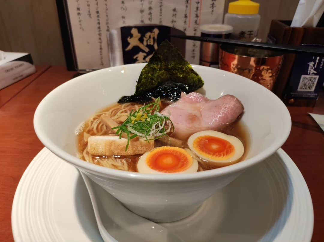 つけMen野郎のインスタグラム：「津軽煮干し中華蕎麦+海鮮丼 酒肴場 屯 昼のみ麺提供の屯へ。初訪ながら限定の濃厚煮干しをいただこうとするも売切御免。それと限定飯なのかな？海鮮丼をいただく。まず最初に海鮮丼が出てきたのだけど、これ500円で提供していいんすか？（笑）小ぶりとはいえ、ウニ、マグロやらにしらすと、しっかりうまくて満足。そして中華蕎麦ですが、エグみの無いビターな煮干しの旨味が押し寄せ、タレをバランスか、やや甘めを感じるスープ。これはうまいなぁ。この日の麺はいつもと違って全粒粉入りらしいが、少しかんすい臭を感じるが麺らしくて個人的には嫌いじゃない。昼のみ営業でクオリティーすごいなぁと思った。」