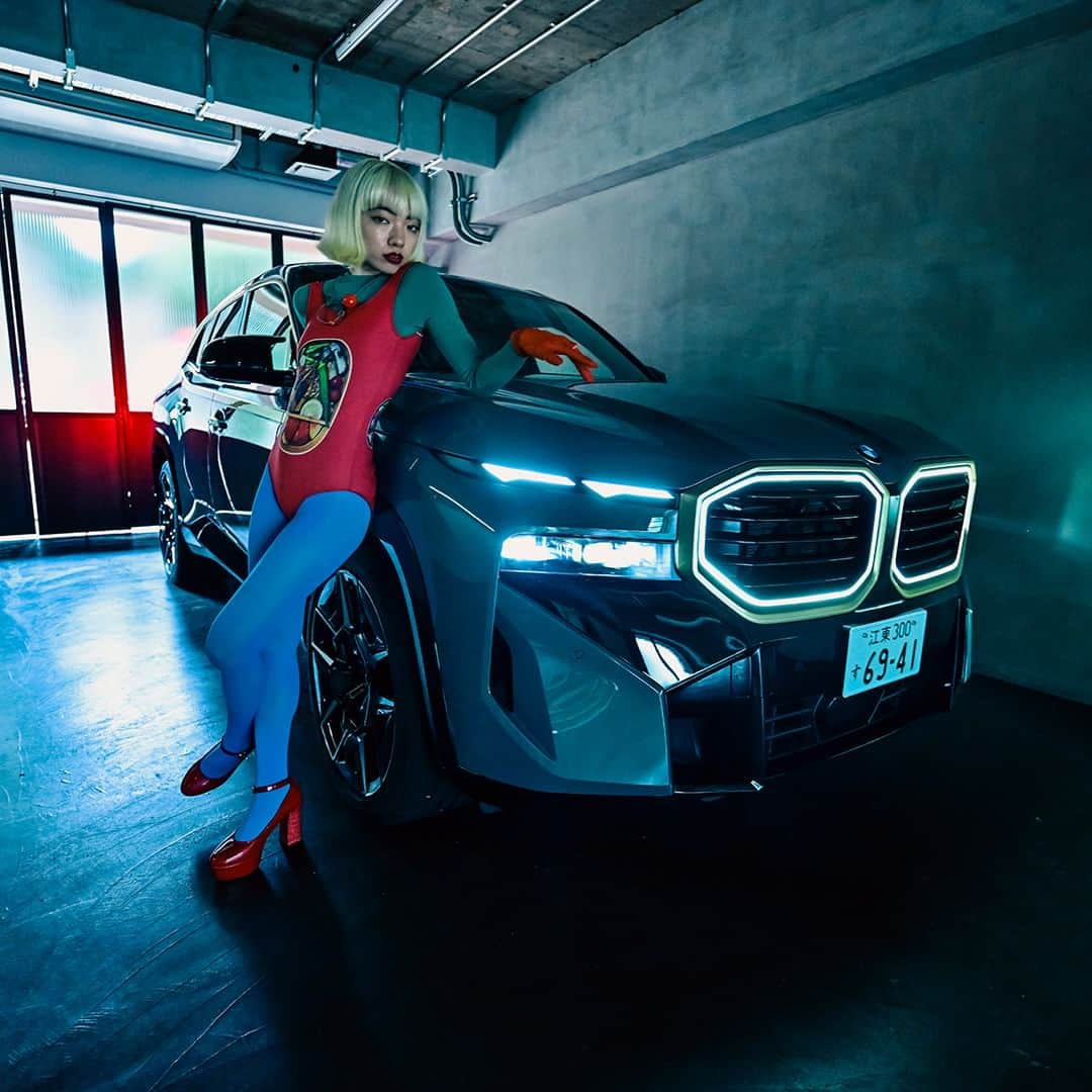 BMW Japanさんのインスタグラム写真 - (BMW JapanInstagram)「BMW XMが気になったらいいねでぜひ教えてください。 今までの運転体験とは全然別物で「まるで何か“近未来の生き物”に乗っているかのような不思議な感覚」と語ったのは、表現者・アオイヤマダさん（@aoiyamada0624）。  独創的で個性的なM史上初のプラグイン・ハイブリッド・モデル、BMW XM（ケープ・ヨーク・グリーン）の魅力とは。  インタビュー記事は @bmwjapan アカウントトップのURLからチェック。  #FREUDEforever #先駆者が見た景色 #BMW #駆けぬける歓び #BMWJapan #THEXM #BMWXM #アオイヤマダ」11月11日 19時00分 - bmwjapan