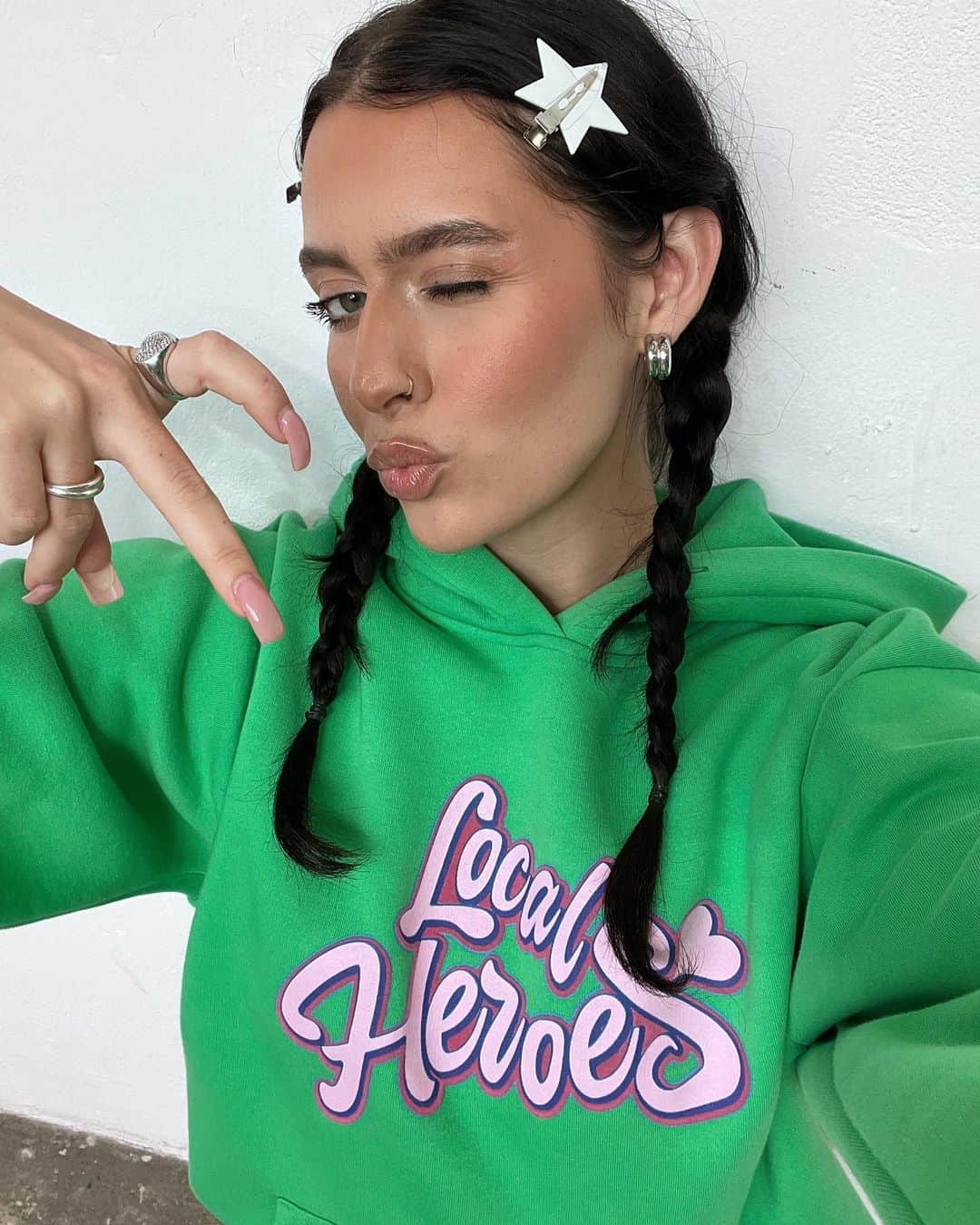 LOCAL HEROESのインスタグラム：「˚ʚ♡ɞ˚ / @laura.sobala in Oh Baby Green Hoodie」