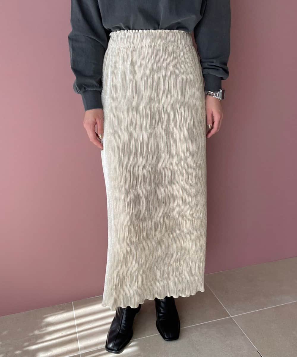 LOWRYS FARM-TWさんのインスタグラム写真 - (LOWRYS FARM-TWInstagram)「NEW ITEM    有光澤的絲絨材料帶有隨機不規則的褶皺。  它具有優雅的光澤和良好的彈性，穿著舒適輕鬆。    這件單品的亮點在於下擺的荷葉邊細節。  柔和的下擺為這款裙子帶來可愛的外觀。    推薦搭配甜美材質和毛茸茸或馬海毛等材質的造型上衣。  它具有良好的腿部活動性，並且易於穿著，因此可以輕鬆日常穿著，為您的日常裝扮增添亮點。    LOWRYS FARM閃亮絲絨波浪紋半後開衩長裙-三色-980657            #lowrysfarm #ローリーズファーム #日系穿搭 #日系 #多層次穿搭            👉詳細資訊進入首頁連結  下載官網APP即時掌握流行資訊    ☟☟☟    @dotst_taiwan」11月11日 19時00分 - lowrysfarm_tw