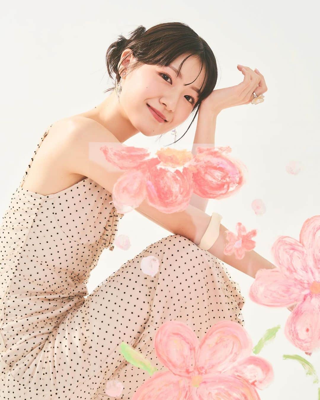 糸原美波のインスタグラム：「💐🎀🤍  大好きな方々ととっても素敵な撮影を。  ゆらちゃんとも初めてのペア撮影 👱🏻‍♀️👩🏻  髪の毛短いのに めぐもさんがアップスタイルにしてくれて とっても可愛いの 🥹👏🏻  ありがとうございました♡  model: @minami_itohara @yura_someno  direction/set design : @i.am.yuki.yade_setdesign  camera: @apo9071  hair make （minami itohara ）: @megumo_hairmake  （yura someno）: @honoka__makeup  stylist: @miyukitoma20」