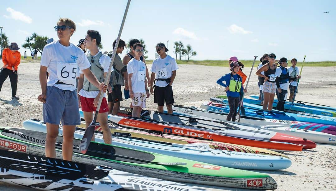 田中律子さんのインスタグラム写真 - (田中律子Instagram)「『CHURAUMI SUPRUN byプロラボ琉球』🏄🏃‍♀️ @estheprolabo_okinawa  @estheprolabo_official   レーススタート前に、セレモニーでみんなで海の神様に事故や怪我なくみんな無事にゴール出来ますようにってお祈り🙏ジャスティンが有言実行で、ホラ貝吹く練習してくれて🐚ホラ貝の音色を聞きながらお祈り🙏めちゃくちゃ素敵‼️ジャスティンありがとーーーー🤩  @northernlakejp   SUPRUNレース中のみんなの頑張ってる姿を撮った写真が公式Facebookページにアップ⤴️されてまーす📷 チェックして✅欲しい写真をDLして下さいねーー‼️  写真をSNSでシェアする際は、こちらのタグ付け#もお願いしまーす🫡  こちらCHURAUMI SUPRUN公式Instagramも出来たのでぜひみなさま、フォローしてね❤️ @churaumi_suprun  📷　@atsuhisa_photo   #churaumisuprun2023  #churaumisuprun  #sup #suprun  #bigsup  #supyoga  #estheprolabo  #ワークショップ  #フードカー  #ホラ貝  #有言実行  #海の神様ありがとう」11月11日 19時00分 - ri2kotanaka