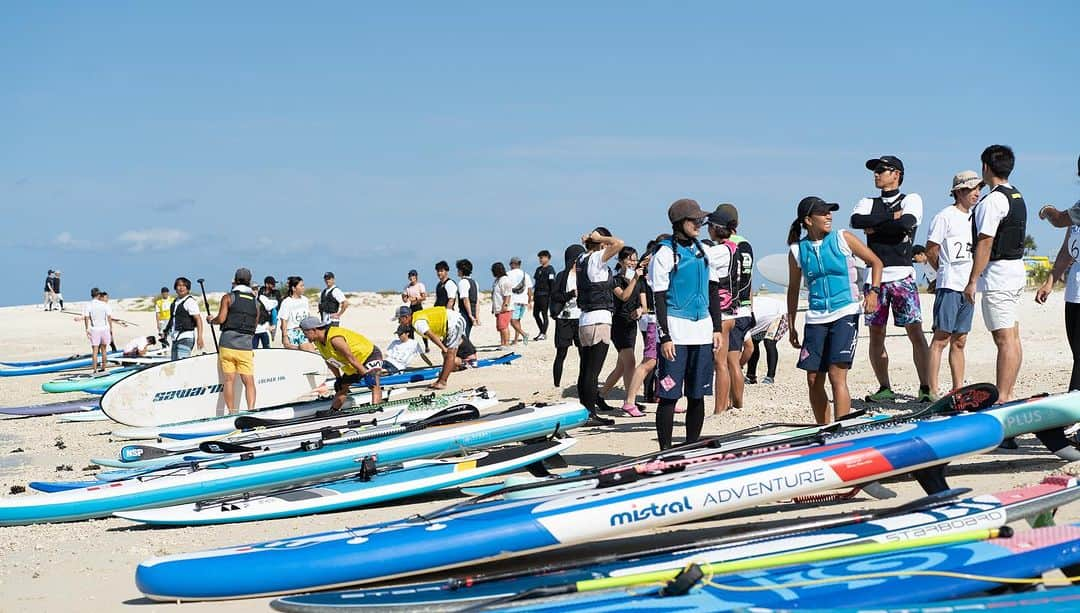 田中律子さんのインスタグラム写真 - (田中律子Instagram)「『CHURAUMI SUPRUN byプロラボ琉球』🏄🏃‍♀️ @estheprolabo_okinawa  @estheprolabo_official   レーススタート前に、セレモニーでみんなで海の神様に事故や怪我なくみんな無事にゴール出来ますようにってお祈り🙏ジャスティンが有言実行で、ホラ貝吹く練習してくれて🐚ホラ貝の音色を聞きながらお祈り🙏めちゃくちゃ素敵‼️ジャスティンありがとーーーー🤩  @northernlakejp   SUPRUNレース中のみんなの頑張ってる姿を撮った写真が公式Facebookページにアップ⤴️されてまーす📷 チェックして✅欲しい写真をDLして下さいねーー‼️  写真をSNSでシェアする際は、こちらのタグ付け#もお願いしまーす🫡  こちらCHURAUMI SUPRUN公式Instagramも出来たのでぜひみなさま、フォローしてね❤️ @churaumi_suprun  📷　@atsuhisa_photo   #churaumisuprun2023  #churaumisuprun  #sup #suprun  #bigsup  #supyoga  #estheprolabo  #ワークショップ  #フードカー  #ホラ貝  #有言実行  #海の神様ありがとう」11月11日 19時00分 - ri2kotanaka