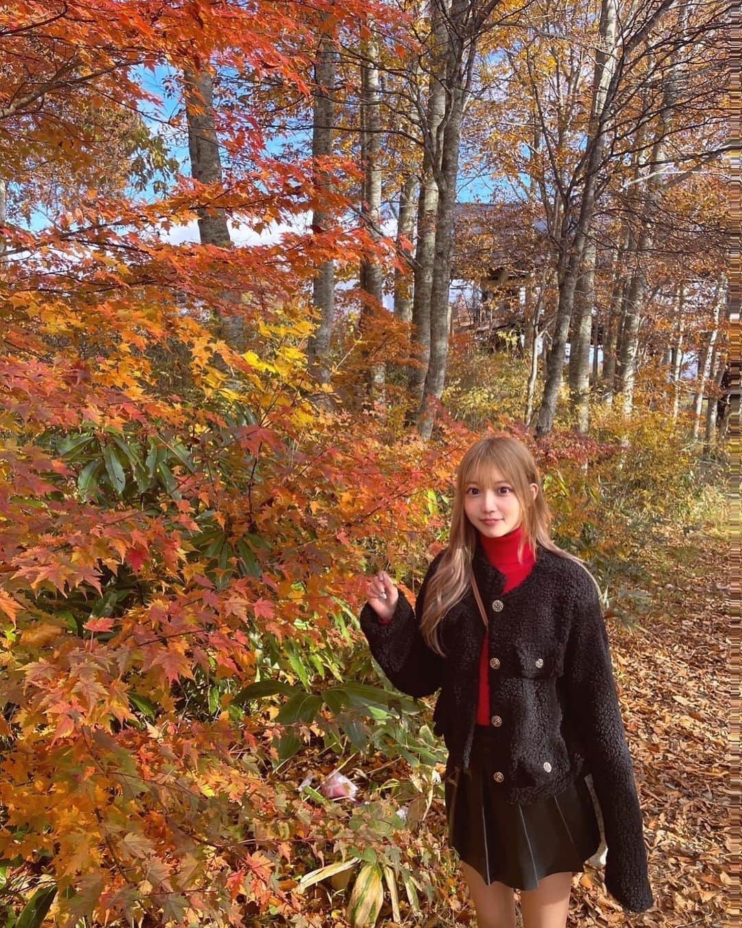 早河ルカ（るー）のインスタグラム：「ずっと行きたかった紅葉見れた🍁  この日は寒すぎてヒートテックデビューした😣🤍 コキアも見たかったけどもう終わったみたいで悲しい、、  #紅葉 #秋コーデ」