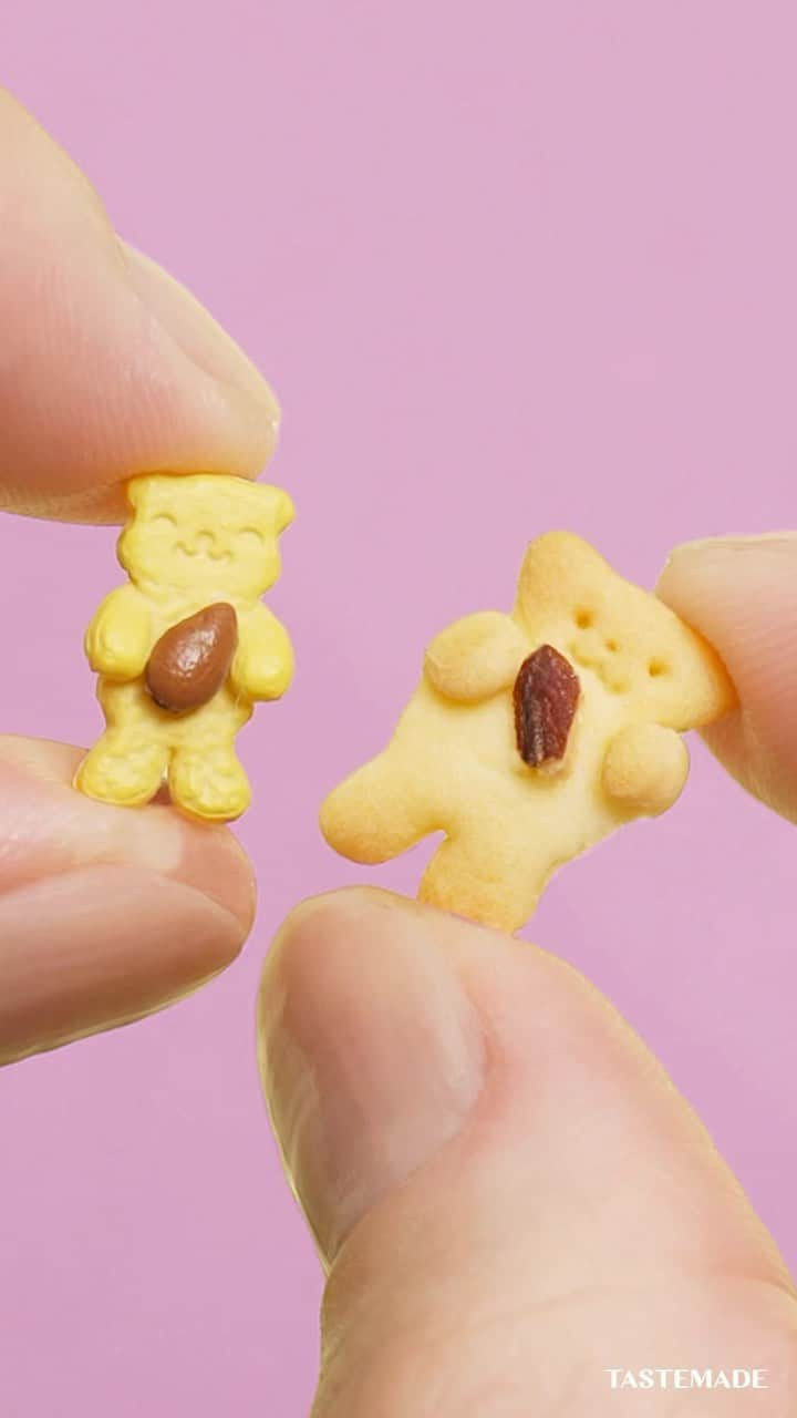 テイストメイドのインスタグラム：「【ミニチュア再現】くまちゃんクッキー【リーメント】Tiny Teddy Bear Cookies🧸  今回のちびめしは リーメントさん @re_ment_official のミニチュアセット「おうちでかわいいスイーツレシピ」を使ってちびクッキーを作ってみたよ🐻  ナッツやフルーツをハグしたくまちゃんが可愛すぎる…🤍  うまく再現できたかな👀💕？  ■材料 クッキー生地 適量 ナッツ 1粒 ドレインチェリー 1粒  ■作り方 1. クッキー生地を型抜く。 2. クマの顔を描き、ナッツなどを手で持たせるように生地をぎゅっとする。 3. オーブンで焼いて完成。  Ingredients: Cookie dough: as needed Nuts: 1 piece Drained cherries: 1 piece  Steps: 1. Cut out the cookie dough with a mold. 2. Draw the face of a bear and tightly shape the dough to make it appear as if the bear is holding nuts, etc., in its hands. 3. Bake in the oven until done to complete.  #ちびめし #TinyKitchen#テイストメイド #料理 #cooking  #レシピ  #簡単レシピ #おうちごはん #icing #cookies #クッキー #アイシングクッキー #クッキーレシピ #ガチャガチャ  #miniature #miniaturefood #ミニチュア #ミニチュアフード #kawaii #アイシング #デコレーション #くま #くまモチーフ #リーメント #teddybear #クリスマス #christmas #holiday #クリスマスレシピ #お菓子作り」