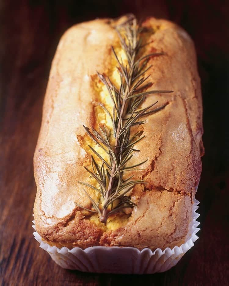 ナイジェラ・ローソンのインスタグラム：「#RecipeOfTheDay is, quite simply, Rosemary Remembrance Cake  . And to get the recipe, click on link in bio. Most of you may know what’s meant by “click on link in bio”, so just skip this bit, but for those who don’t, let me explain: tap on my name right up top, which will take you to a page that has a link on it that says www.nigella.com/instagram. When you click on this link, it will take you to a page of photographs: click on the photograph you want the recipe for – you sometimes have to tap a couple of times for some reason – and you will be taken to it! . Photograph by #JamesMerrell」