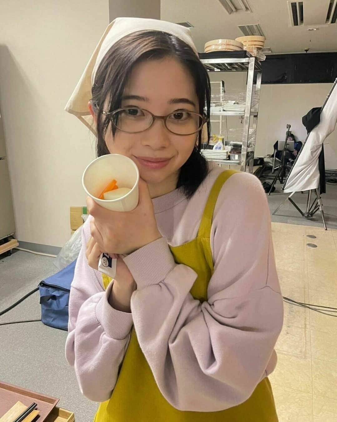 のインスタグラム：「今夜は豚汁が登場します✨ ココロもカラダもぽっかぽかな豚汁と、 清美役 #桜田ひより さん☺  #オフショット #今夜はあたたかいものを用意してドラマを見て #ココロもカラダも温まってください  🍳🌟🍳🌟🍳🌟🍳🌟🍳🌟🍳🌟🍳🌟🍳🌟🍳  土ドラ『 あたりのキッチン！』 第5膳 11/11(土)よる11:40〜放送  コミュニケーション能力はゼロ…でも 食材から調味料の配合までぴったり的中できる！ “絶対味覚”をもつ大学生・辺 清美の成長物語。 挙動不審でいつも空回り!？ 接客は０点だけど想いを込めた料理でオーダー以上の美味しさをお届け！ 食欲の秋！胃袋も心も掴むハートフル“グルメ”ドラマ！  🍳🌟🍳🌟🍳🌟🍳🌟🍳🌟🍳🌟🍳🌟🍳🌟🍳  #あたりのキッチン！ #土ドラ #ドラマ #グルメ #料理 #レシピ #白乃雪 #講談社 #アフタヌーン #漫画」