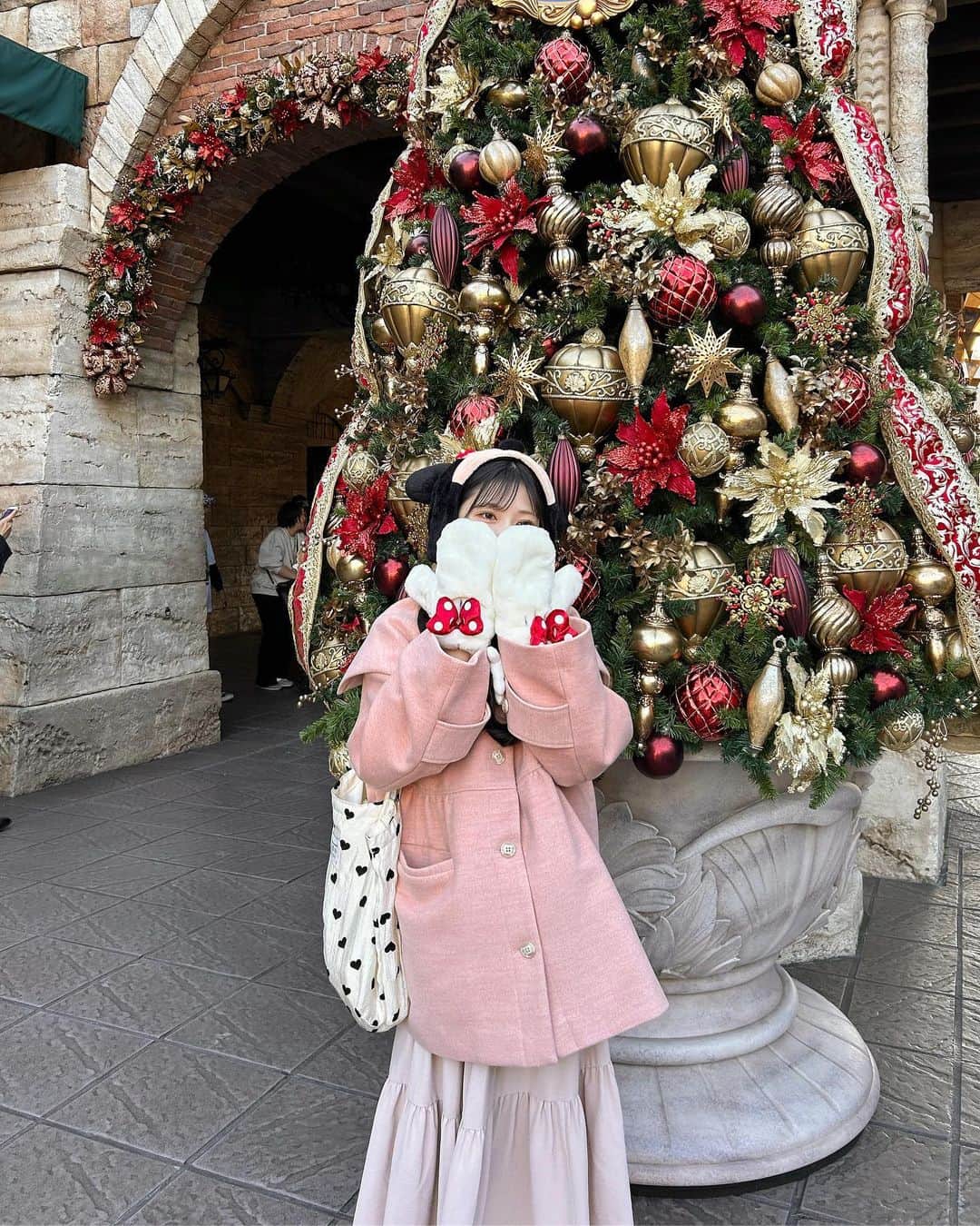 のインスタグラム：「︴𝑇𝑜𝑘𝑦𝑜 𝑑𝑖𝑠𝑛𝑒𝑦 𝑠𝑒𝑎 , 𝑐ℎ𝑟𝑖𝑠𝑡𝑚𝑎𝑠 𝑠𝑒𝑎𝑠𝑜𝑛 ☃️  クリスマスに行ったらぜったいに撮りたいスポット🎞’. ほんとにほんとに可愛すぎる(՞ . .՞)♡  今年はシーにもアメリカンウォーターフロントに おっきいツリーがあってすごい可愛いかった .. 🎄🤍 （ シーにおっきいツリーは4年ぶりらしい ~ 👀 ）  写真はパーク入ってすぐの メディーテレーニアンハーバーにあるツリーと アメリカンウォーターフロントのおっきいツリーの下 ’-  どっちもほんと可愛くておすすめだよ( ՞ෆ ෆ՞ )  やっぱりいちばん好きなシーズン🎅🏻🫶🏻 ほんと楽しかったなあ 𓂃𓈒𓏸   可愛い写真たくさんだからゆっくり載せてくね ,,  . . . #tokyodisneysea #disneysea #disney #ディズニーシー #クリスマスディズニー #ディズニーフォトスポット #秋コーデ #冬コーデ #低身長コーデ #ミニーコーデ #ピンクコーデ #ディズニーカチューシャ #umm #ummclair #ummclaïr #ウム #ウムクレール #モテコーデ #淡色コーデ #淡色」