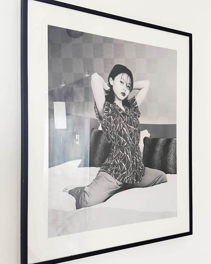 東咲月のインスタグラム：「Girl in Hotel Room ☕️⚪️⚫︎◯ taken by @lena_c_emery  make up @_georginagraham_  hair @takuyauchiyama1128」