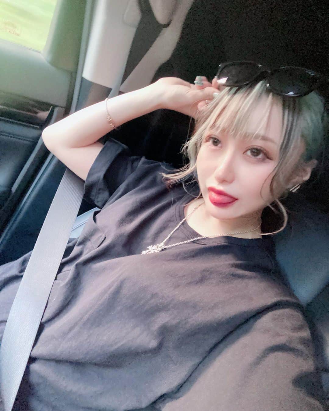 えりぴょんのインスタグラム：「. . サングラスずれるくらい車で毎回爆睡すんのやめれる？笑 . . . .  #サングラス #ドライブ #車内爆睡」