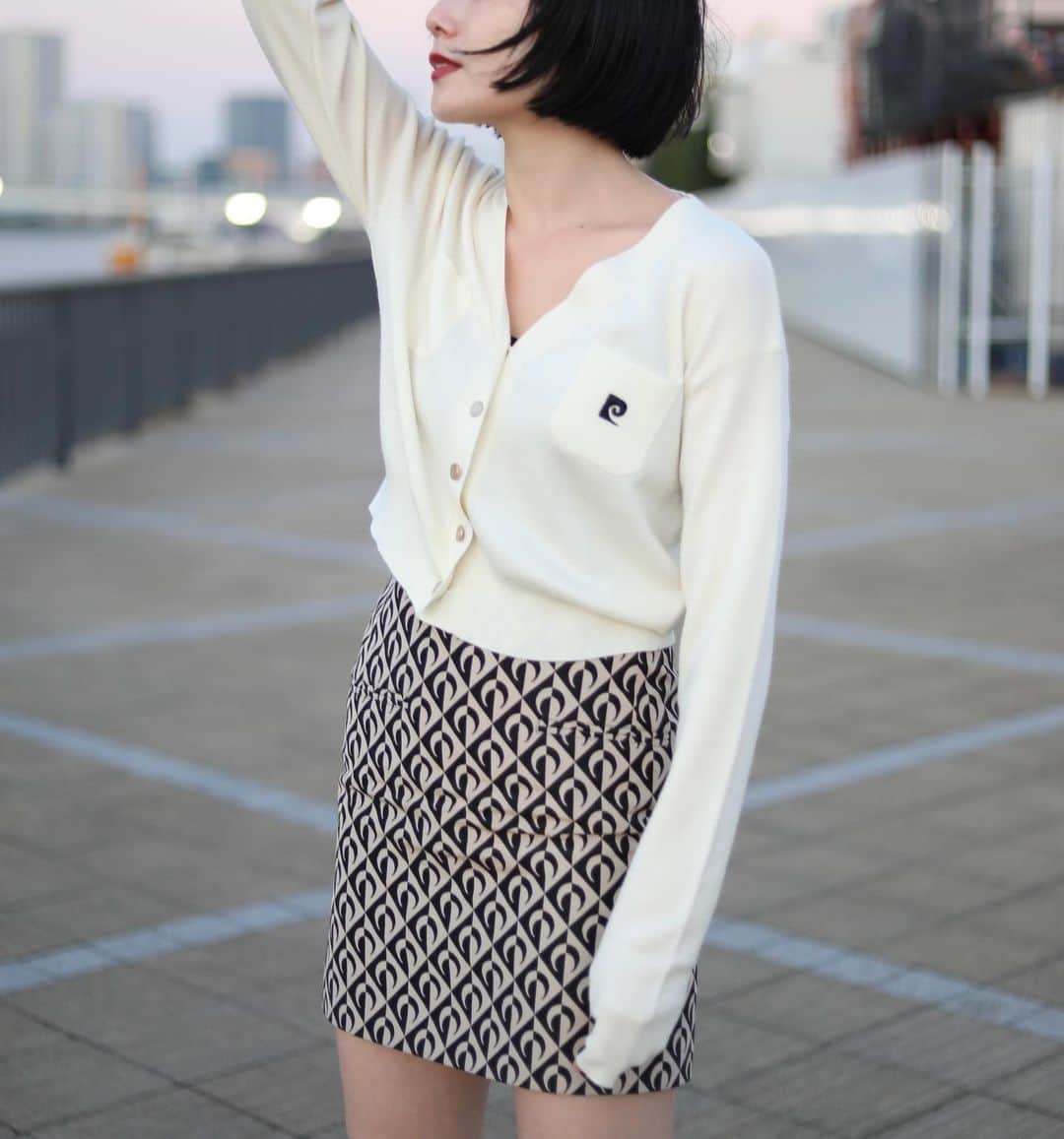 Mikako のインスタグラム：「この前ランチしたあとにふらっとお散歩してたんだけど、今の気温にぴったりすぎるこのカーディガンが心地よかった…🫠❤  FRAY I.Dとpierre cardin(ピエール・カルダン)のエクスクルーシブアイテム　 11/9(木)発売みたいなのでみんなもチェックしてみてね🫶🏻  #frayid #pierrecardin #frayid_pierrecardin #pr @fray_id」