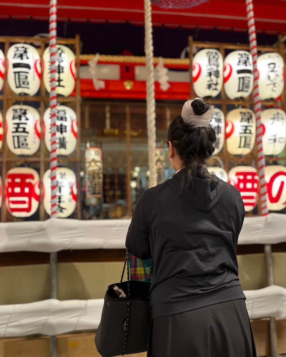 竹内佳菜子さんのインスタグラム写真 - (竹内佳菜子Instagram)「酉の市✨  色んなところから沢山の人の三本締めが聞こえてきて活気に満ち溢れていました👏👏👏 商売繁盛がやっぱり一番多いのかな？😌  もうすっかり寒くてびっくりだったけど場のエネルギーに圧倒されました🫨元気に冬を乗り越えられますように☺︎」11月11日 19時04分 - kanakotakeuchiii