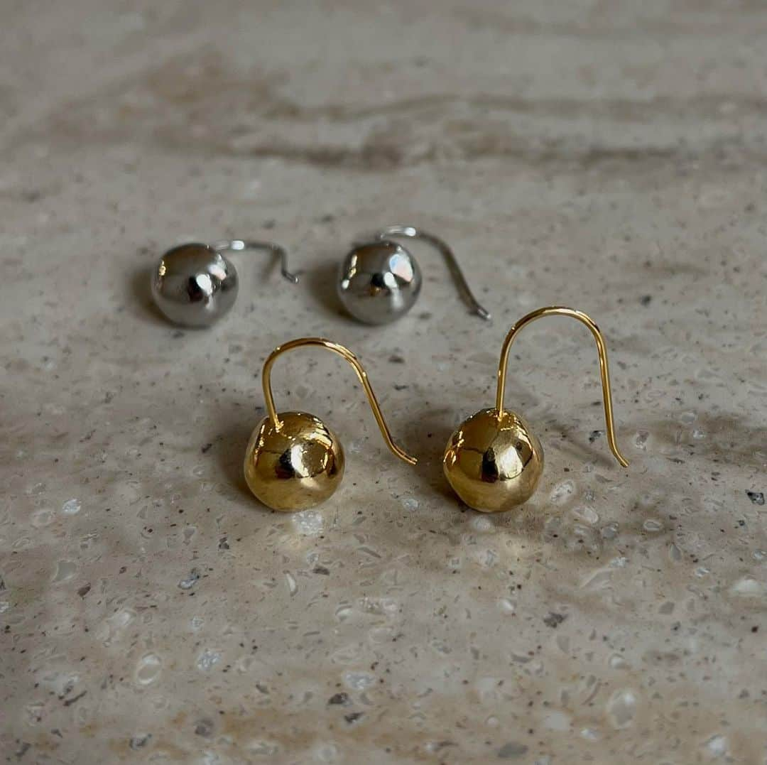 GREED TOKYO STOREのインスタグラム：「Newarrival  Bed&Breakfast  "DROP EARRINGS"  表面にボコボコした模様を施したオリジナル型のピアス  一辺約1cmのキューブがフックから優雅に下がっています このピアスは高品質の合金で作られており その耐久性と軽さが日常のアクセサリーとしてヘビロテに最適です シンプルで洗練されていて、どんな服装にも合わせやすく、さまざまな場面で活躍します  ※アップサイクルオリジナルシュシュ、箱付き  DROP EARRINGS ¥11.000 GOLD/SILVER  #greedinternational #bedandbreakfastqualityoflife #greedtokyo #greedfukuoka #accessory#earring#pierce#ootd#seasonless   #アクセサリー#ピアス#イヤリング#秋コーデ#冬コーデ#シーズンレス#外苑前#表参道」