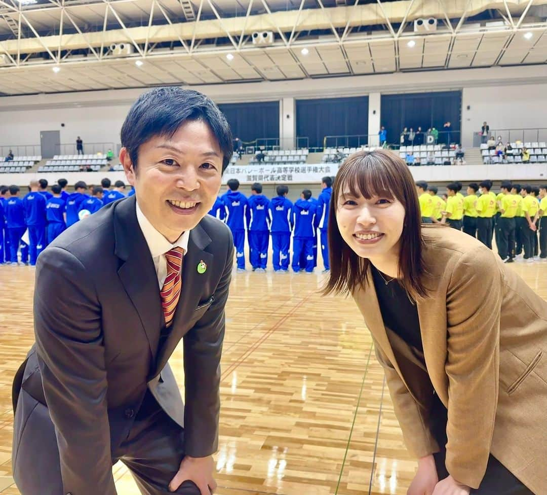 新鍋理沙のインスタグラム：「. 春の高校バレー 滋賀県代表決定戦🏐 近江兄弟社高校 - 綾羽高校 解説させていただきました🗣️  実況はまたまた #岡安譲 アナウンサー☺️ いつも私が言うことに大きく頷いてくれたり 分かりやすく話しやすく振ってくれたり 本当にいつも助けていただいてます🙇‍♀️  席で写真撮れなかったので表彰式してる後ろで😂📷  #春の高校バレー #春高バレー」