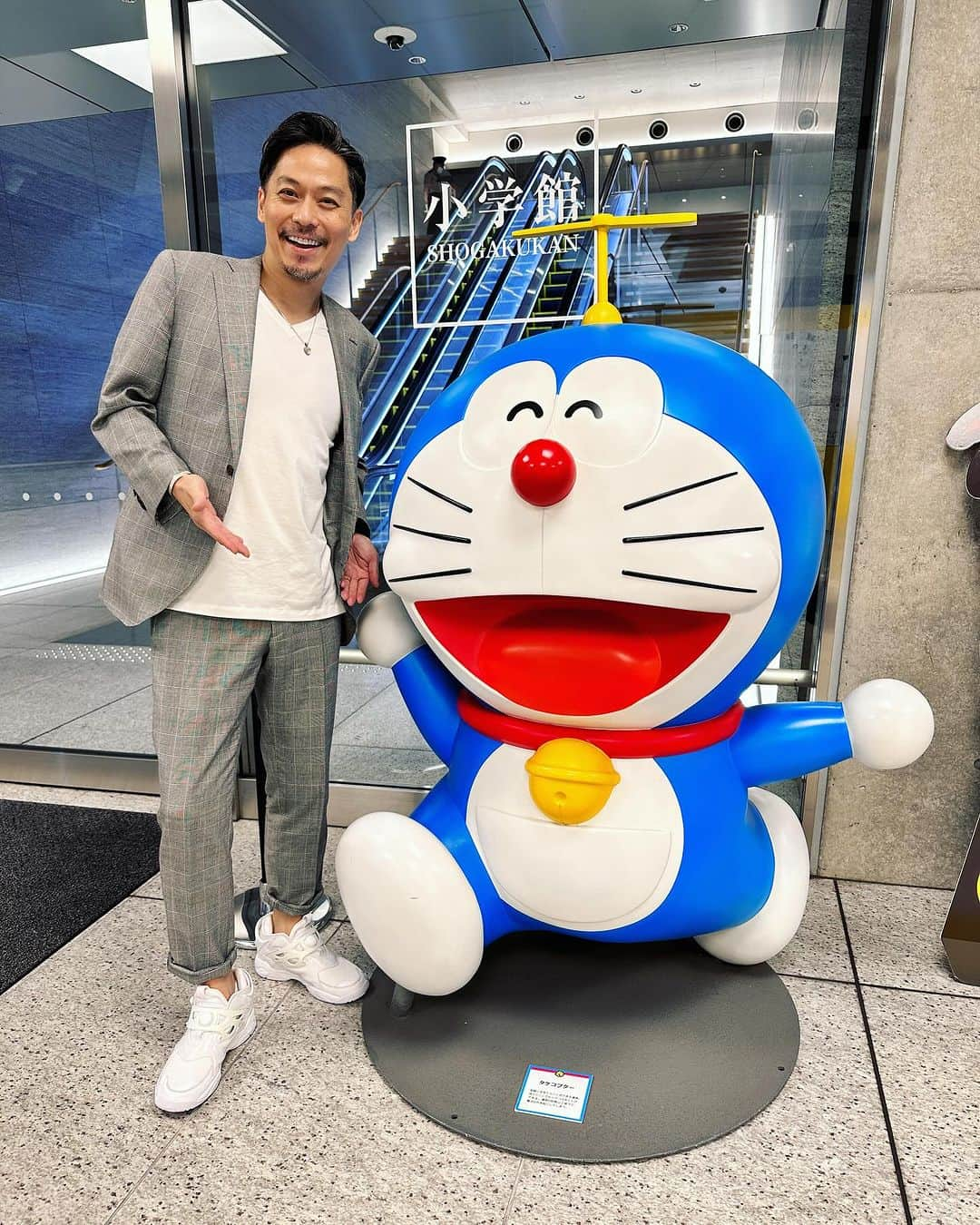 坂東工さんのインスタグラム写真 - (坂東工Instagram)「小学館で打合せ🗒️ 懐かしのキャラクターが満載でノスタルジーに浸ってます🌊 アニメや漫画って世界の共通言語なんだよなぁ… それを生み出すってやっぱりすごい👍  #ドラえもん　#もしもボックス　が欲しい」11月11日 19時05分 - takumimoriyabando