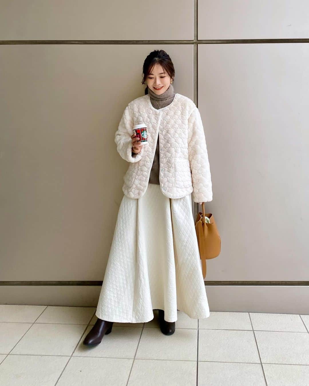 マナのインスタグラム：「. ☕️ #今日のコーデ  寒くてしっかりめのアウターで丁度良かった♡  coordinate item outer & knit @novelmee_official  skirt &boots @grl_official  bag @zakkabox_   13日発売開始のouterは ハートのキルティング面と、♡ファー面のリバーシブル✨ 小柄さんはちょっと袖長めなんだけど リバーシブルだから折り返しても全然大丈夫◎ そして、めっちゃ暖かい🔥 . . . . . .#novelmee #ノベルミー #冬コーデ #ホワイトコーデ #ハートキルティング #ファージャケット #大人可愛い #低身長コーデ」