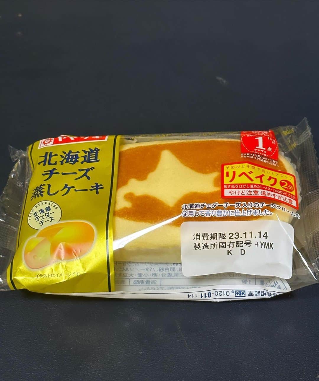 ハチミツ二郎さんのインスタグラム写真 - (ハチミツ二郎Instagram)「久しぶりに食べたら美味かった。 発売当初からずっとチーズ蒸しパンって呼んでるけど 北海道チーズ蒸しケーキなんだね。 またひとつおりこうさんになったね。  #北海道チーズ蒸しケーキ」11月11日 19時07分 - jirohachimitsu