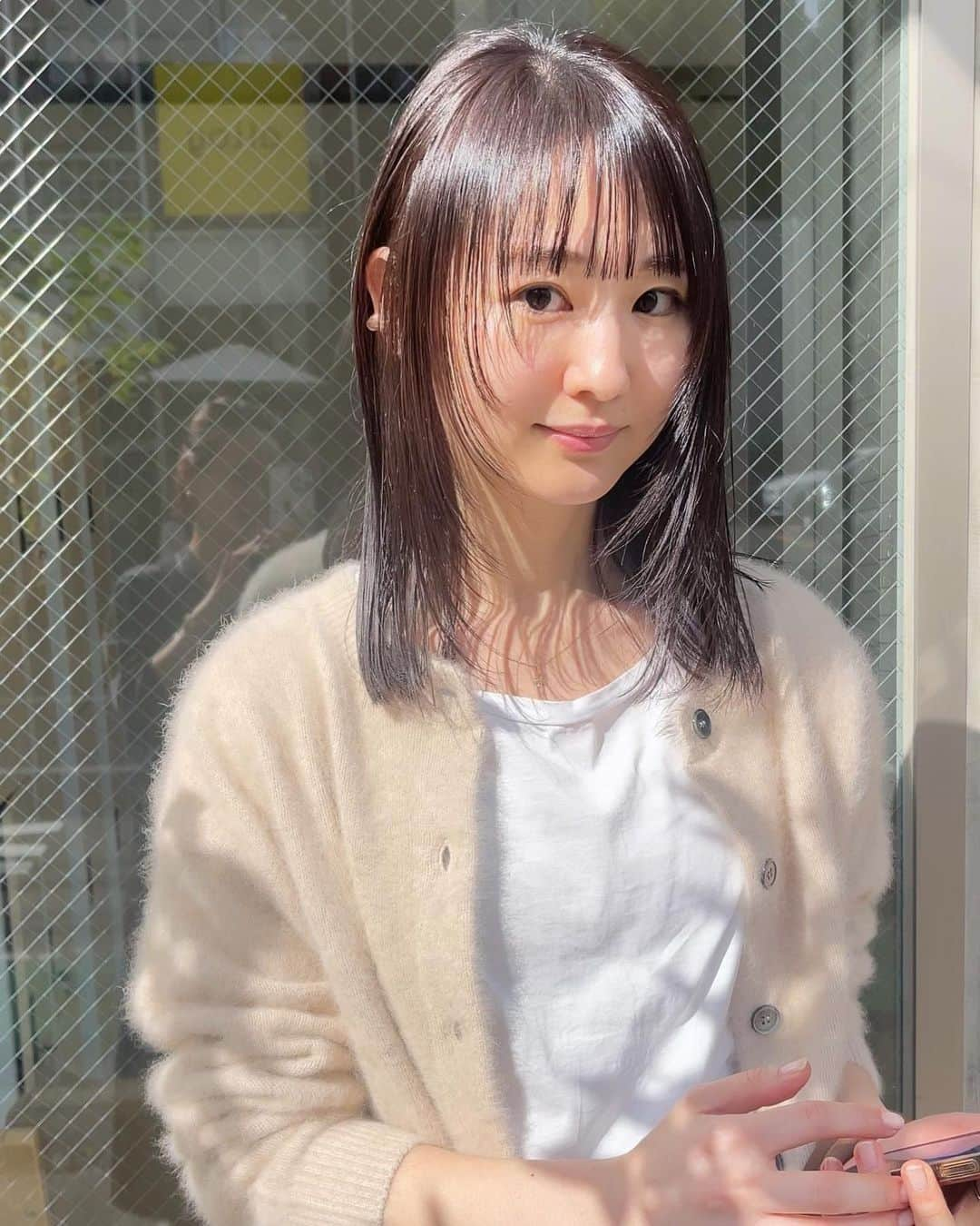 根岸優のインスタグラム：「いつものロングヘアを変えたくて 顔周りを作ってイメチェン💁‍♀️  艶が出る、深めのチョコカラー🍫  menu ◯cut＋carecolor＋TR  ご予約はプロフィールURL またはDMよりお待ちしております✂︎ * * #まろみカラー #透明感のあるカラー #冬髪 #ロングヘア #顔周りレイヤー #バングカット #前髪カット #代官山美容師#代官山サロン」