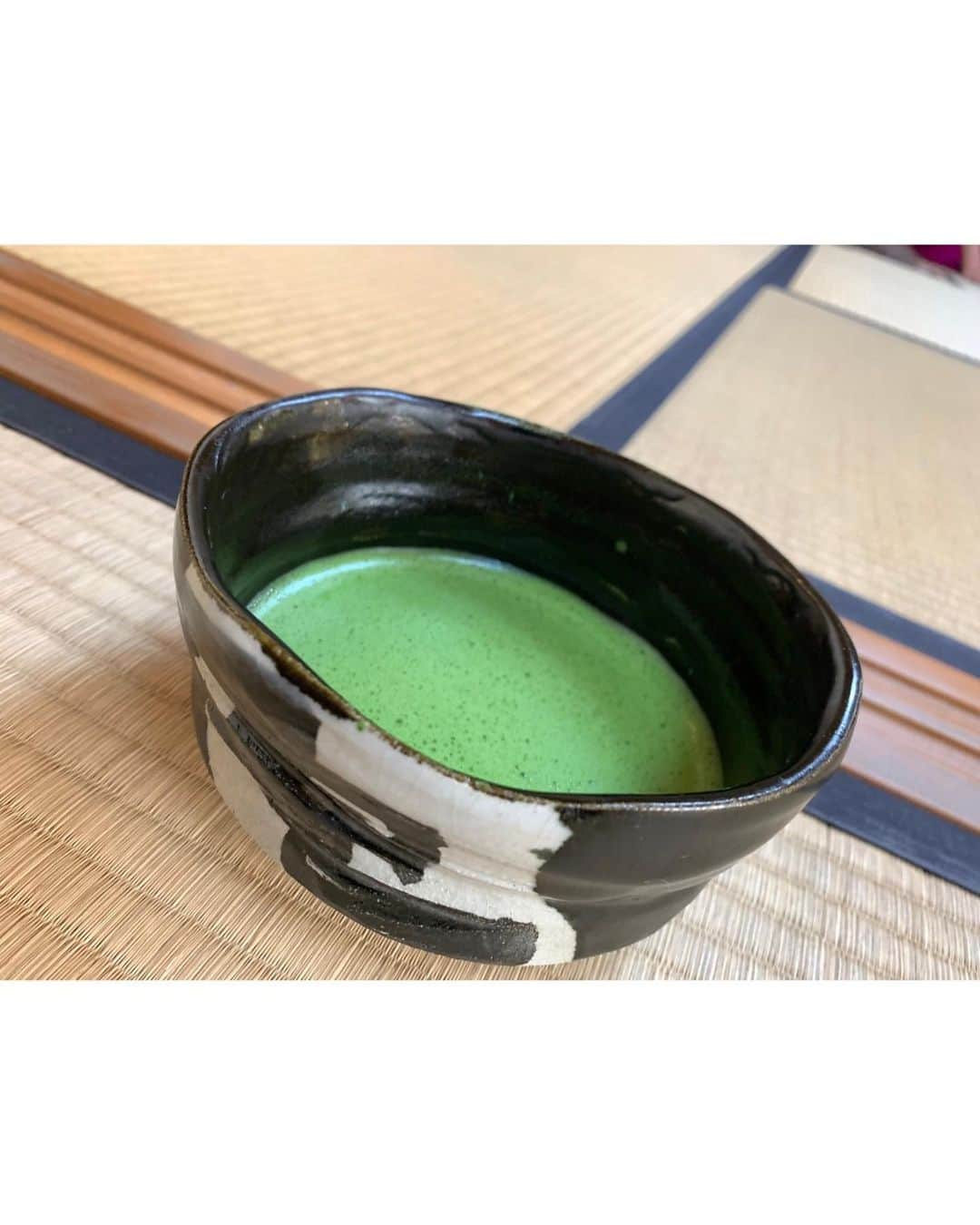 神田うのさんのインスタグラム写真 - (神田うのInstagram)「炉開きでした☺️  炉開きは茶の湯で風炉（ふろ）の使用をやめて炉を使い始めること☺️  初夏に摘んで寝かせていた新茶を初めて使う『口切』が行われるため『茶人の正月🎍』と呼ばれているおめでたい行事です☺️  お茶のお仲間達💕と良いお時間を過ごしました☺️ それにしても1年が経つのがあっと言う間🏃‍♂️💦😅  今年も残すところわずか、大事に過ごしていきたいと思います☺️  #炉開き#お茶の世界のお正月#茶人のお正月#裏千家#茶道#神田うの#unokanda」11月11日 19時07分 - unokandaofficial