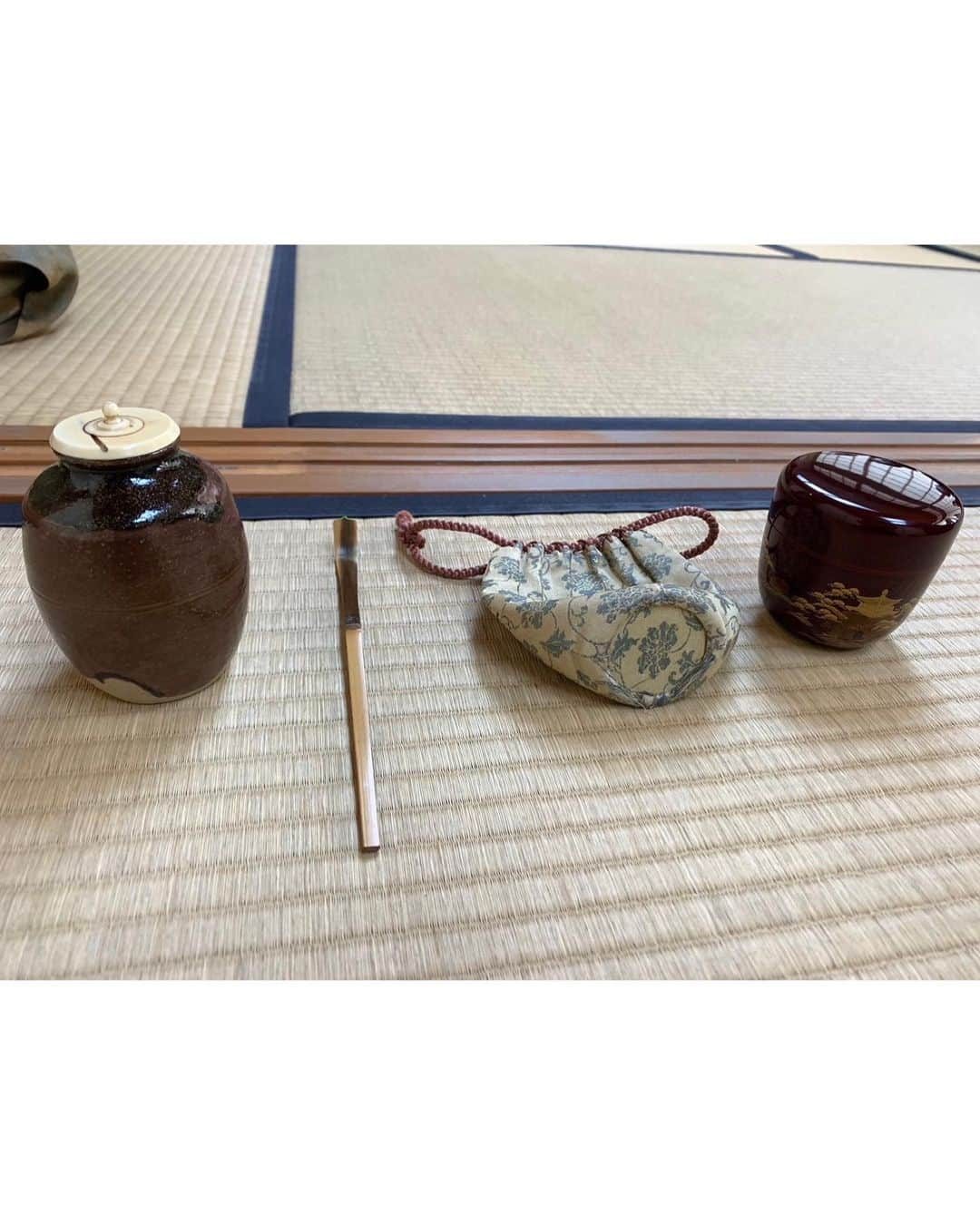 神田うのさんのインスタグラム写真 - (神田うのInstagram)「炉開きでした☺️  炉開きは茶の湯で風炉（ふろ）の使用をやめて炉を使い始めること☺️  初夏に摘んで寝かせていた新茶を初めて使う『口切』が行われるため『茶人の正月🎍』と呼ばれているおめでたい行事です☺️  お茶のお仲間達💕と良いお時間を過ごしました☺️ それにしても1年が経つのがあっと言う間🏃‍♂️💦😅  今年も残すところわずか、大事に過ごしていきたいと思います☺️  #炉開き#お茶の世界のお正月#茶人のお正月#裏千家#茶道#神田うの#unokanda」11月11日 19時07分 - unokandaofficial