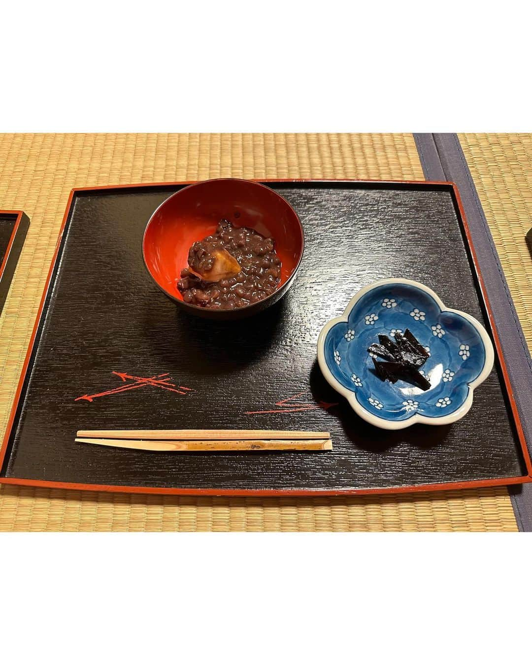 神田うのさんのインスタグラム写真 - (神田うのInstagram)「炉開きでした☺️  炉開きは茶の湯で風炉（ふろ）の使用をやめて炉を使い始めること☺️  初夏に摘んで寝かせていた新茶を初めて使う『口切』が行われるため『茶人の正月🎍』と呼ばれているおめでたい行事です☺️  お茶のお仲間達💕と良いお時間を過ごしました☺️ それにしても1年が経つのがあっと言う間🏃‍♂️💦😅  今年も残すところわずか、大事に過ごしていきたいと思います☺️  #炉開き#お茶の世界のお正月#茶人のお正月#裏千家#茶道#神田うの#unokanda」11月11日 19時07分 - unokandaofficial